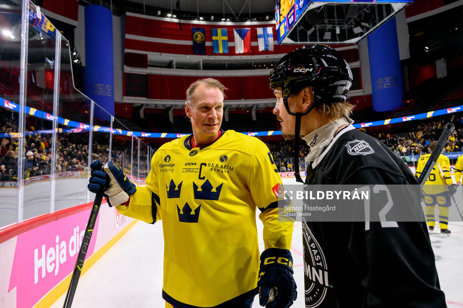 Nicklas Lidström of Tre Kronor Legends and Juha Lind of