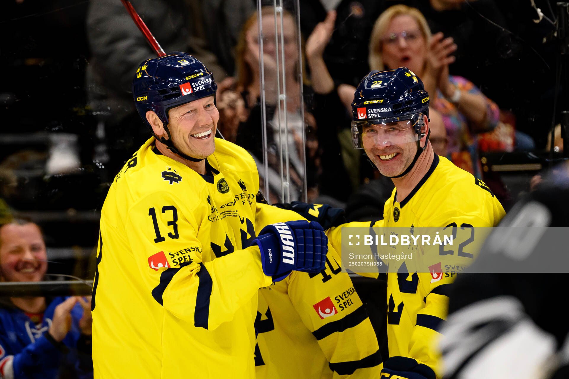 Mats Sundin and Ulf Dahlén of Tre Kronor Legends celebrate