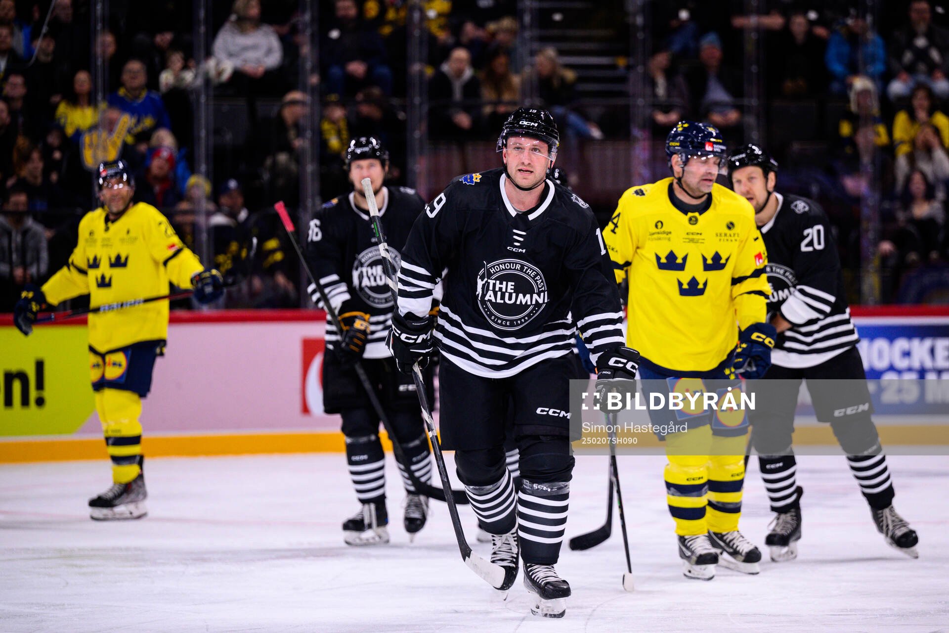Jiri Tlusty of NHL Alumni celebrates the 0-1 goal