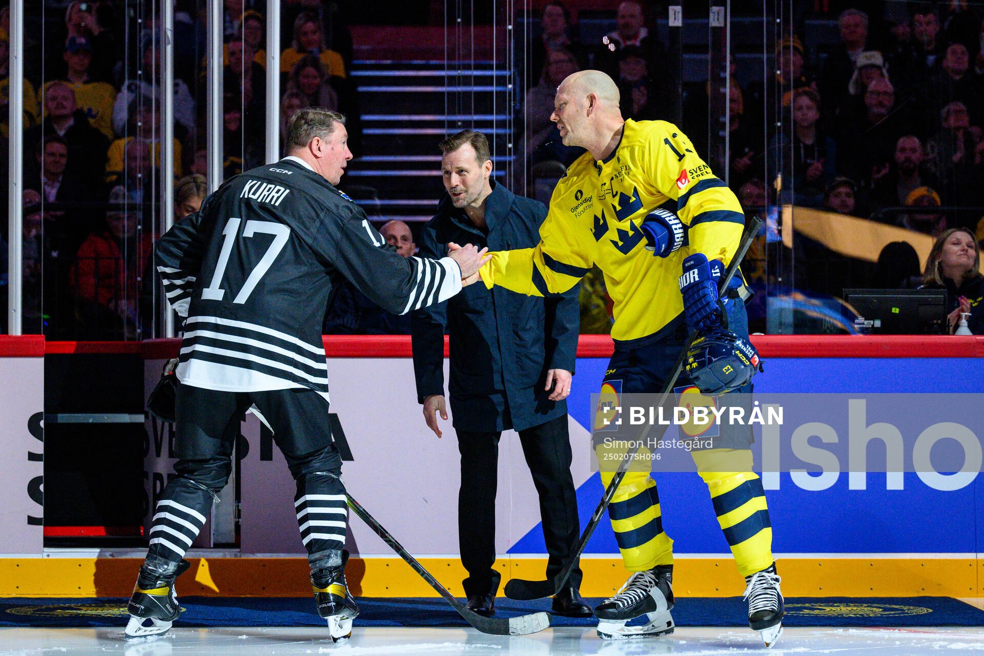 Jari Kurri of NHL Alumni and Mats Sundinof Tre Kronor
