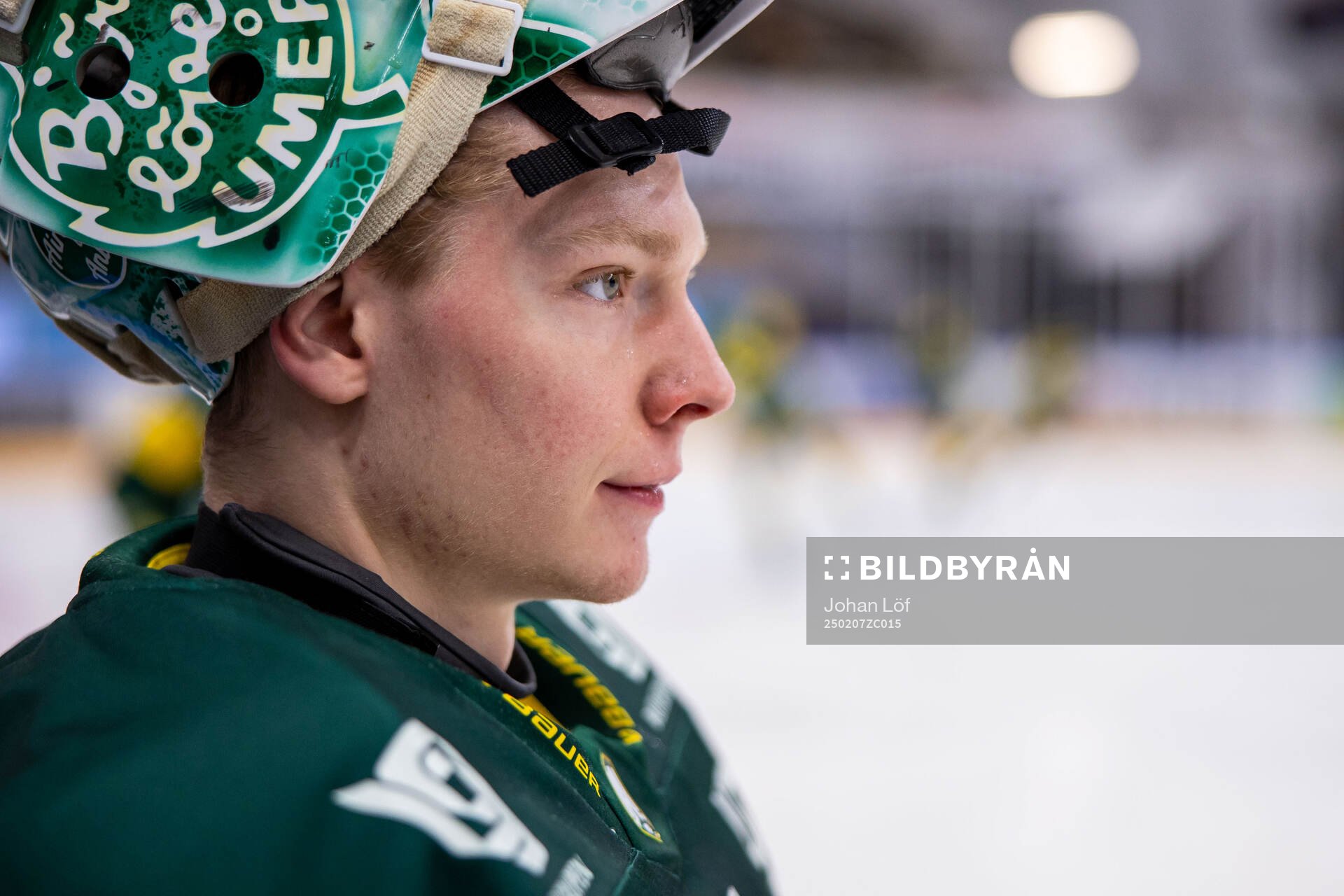 Björklövens målvakt Melker Thelin värmer upp innan