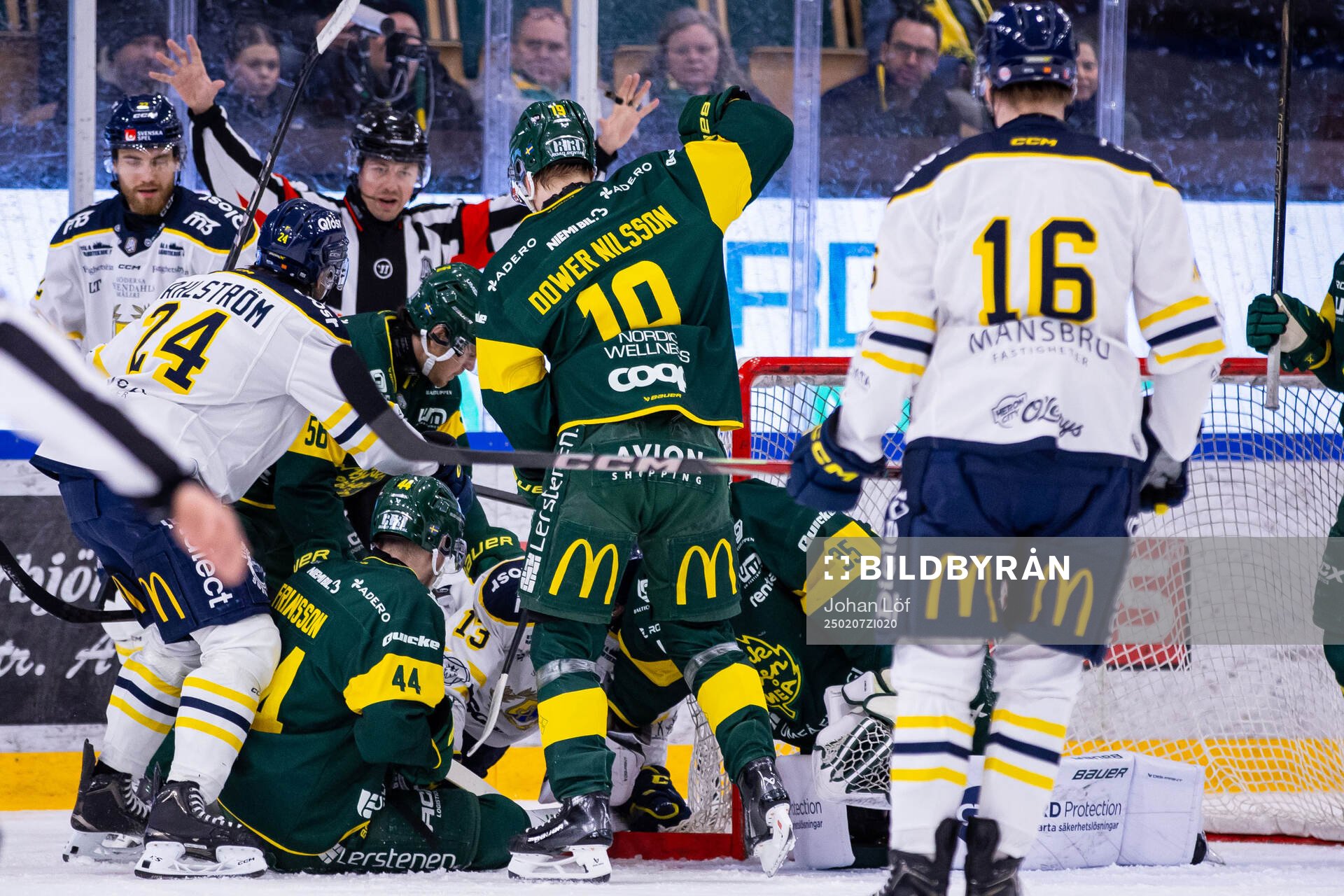 Björklövens målvakt Melker Thelin blockerar pucken