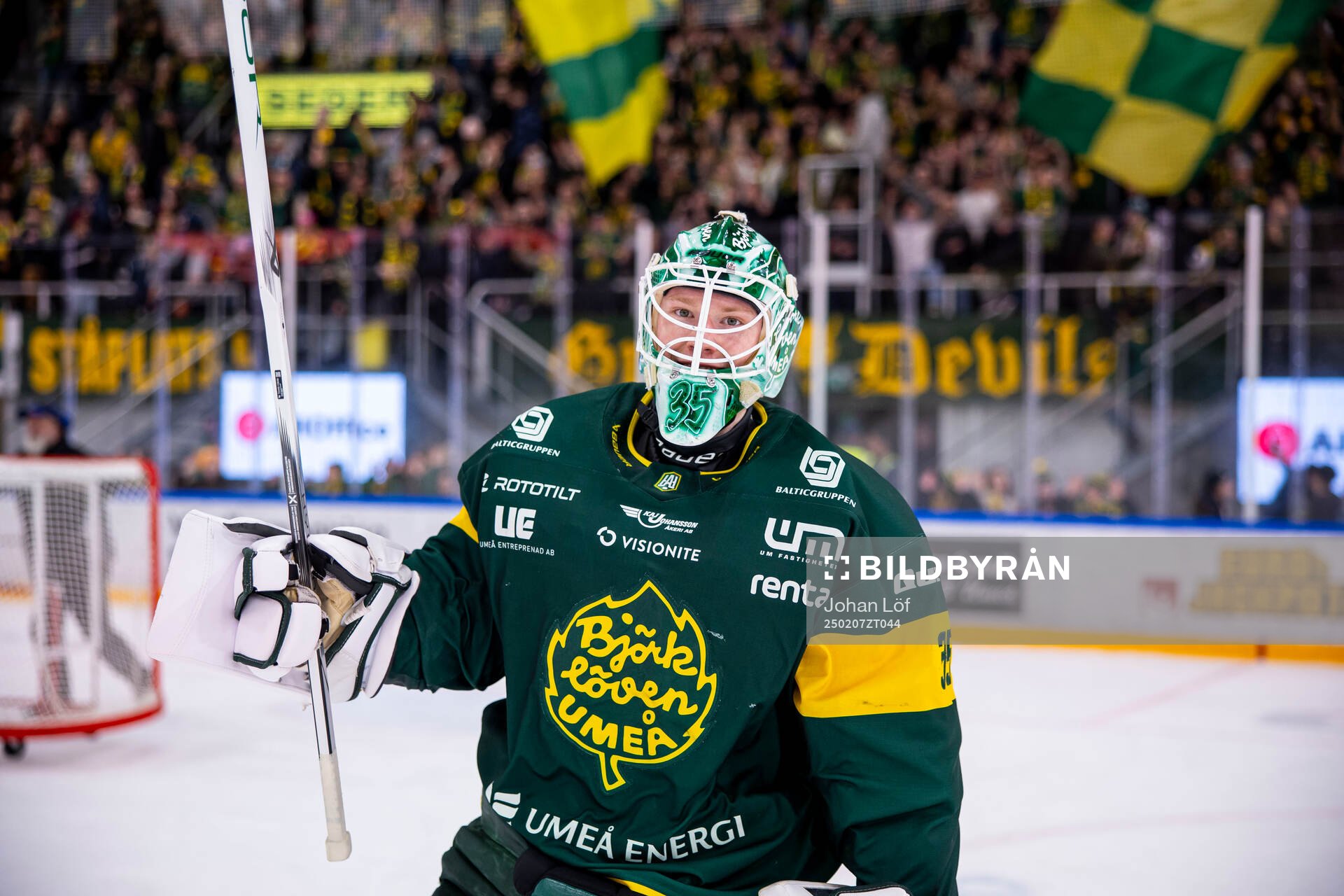 Björklövens målvakt Melker Thelin jublar