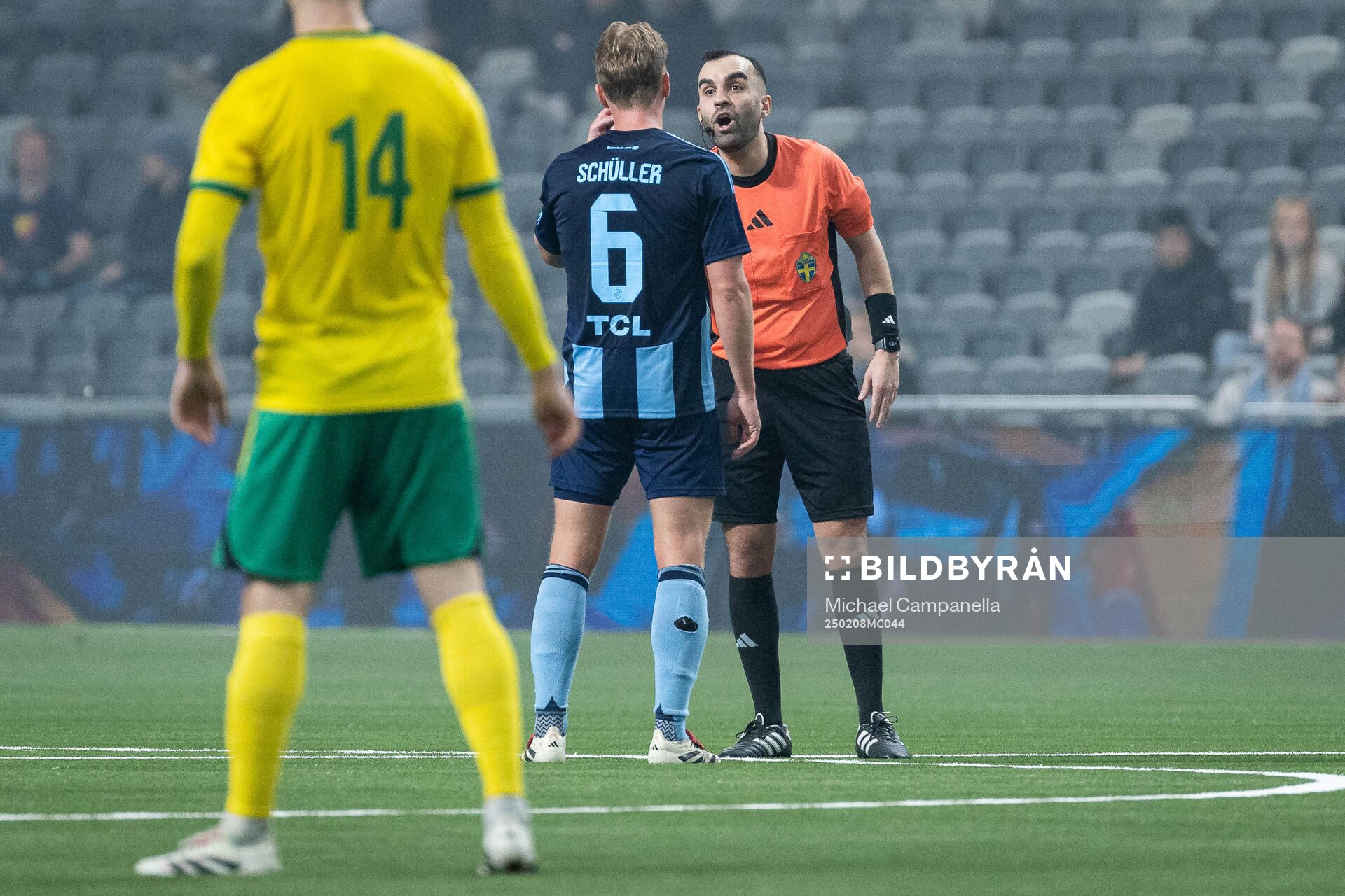 Domaren Joonas Rantanen och Djurgårdens Rasmus Schüller