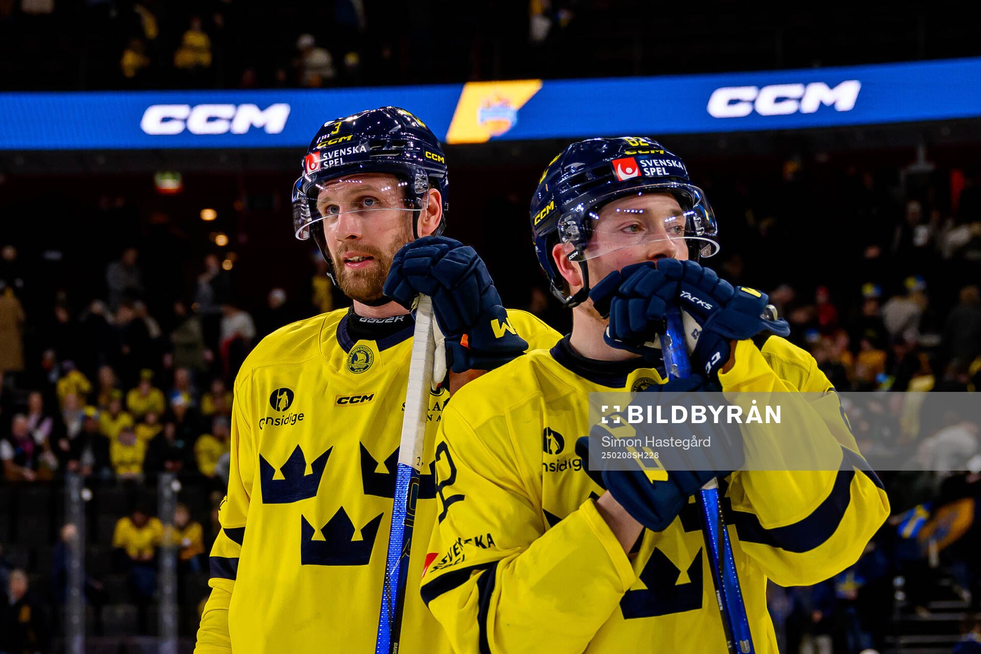 Klas Dahlbeck and Jesper Frödén  of Sweden look dejected