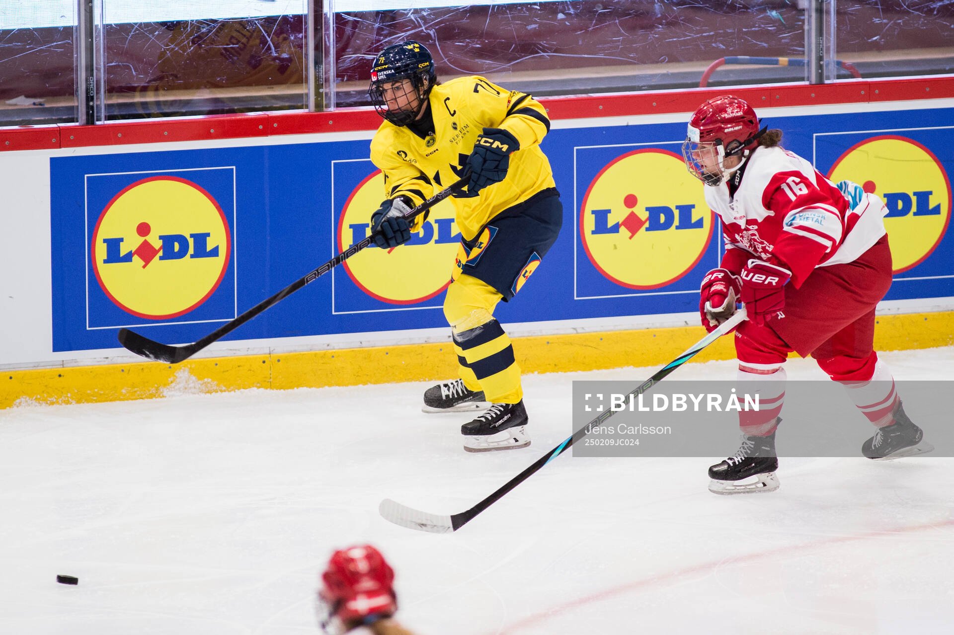 Anna Kjellbin of Sweden and Emma Russell of Denmark