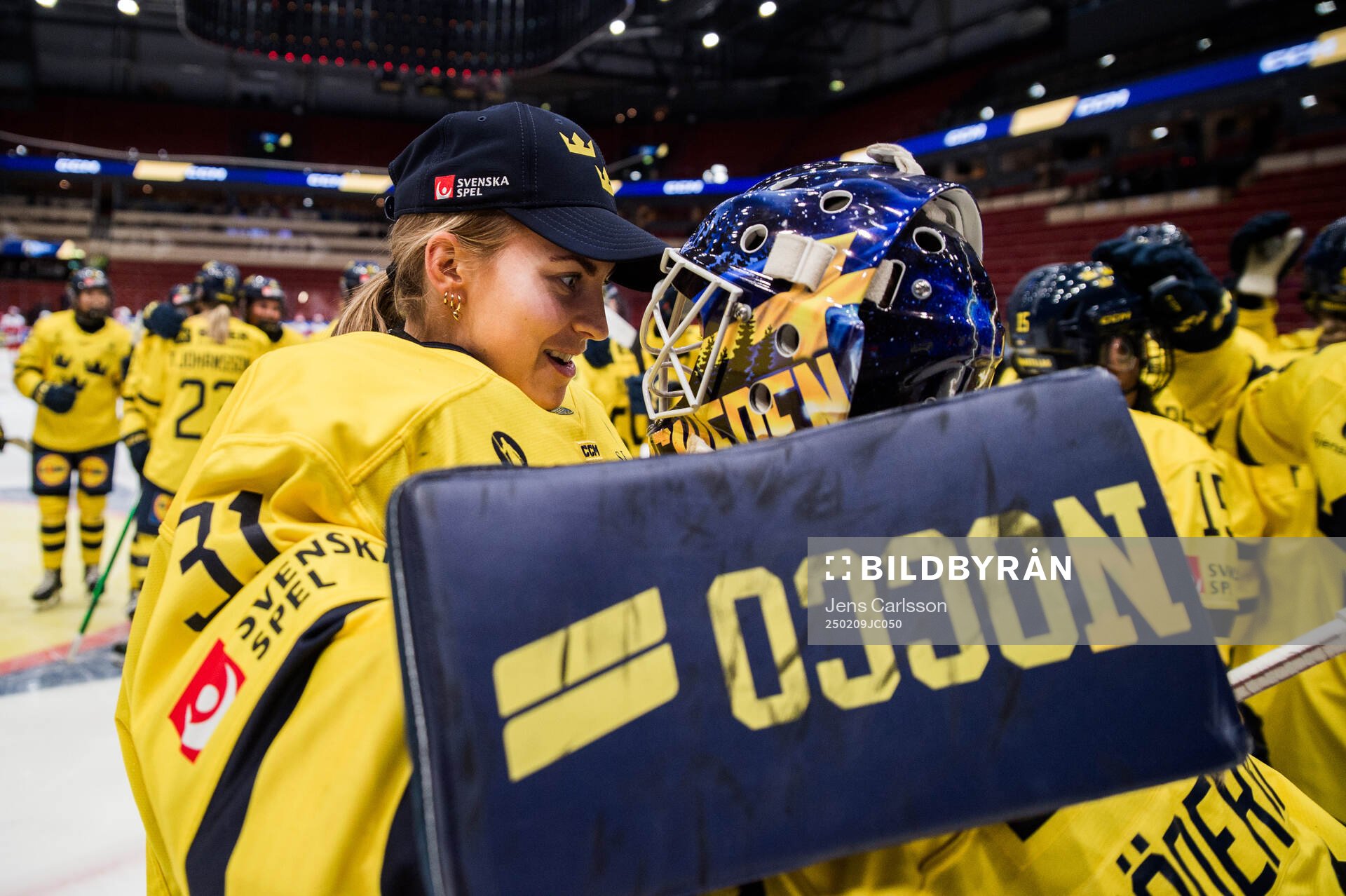 Goaltender Ida Boman and goaltender Emma Söderberg