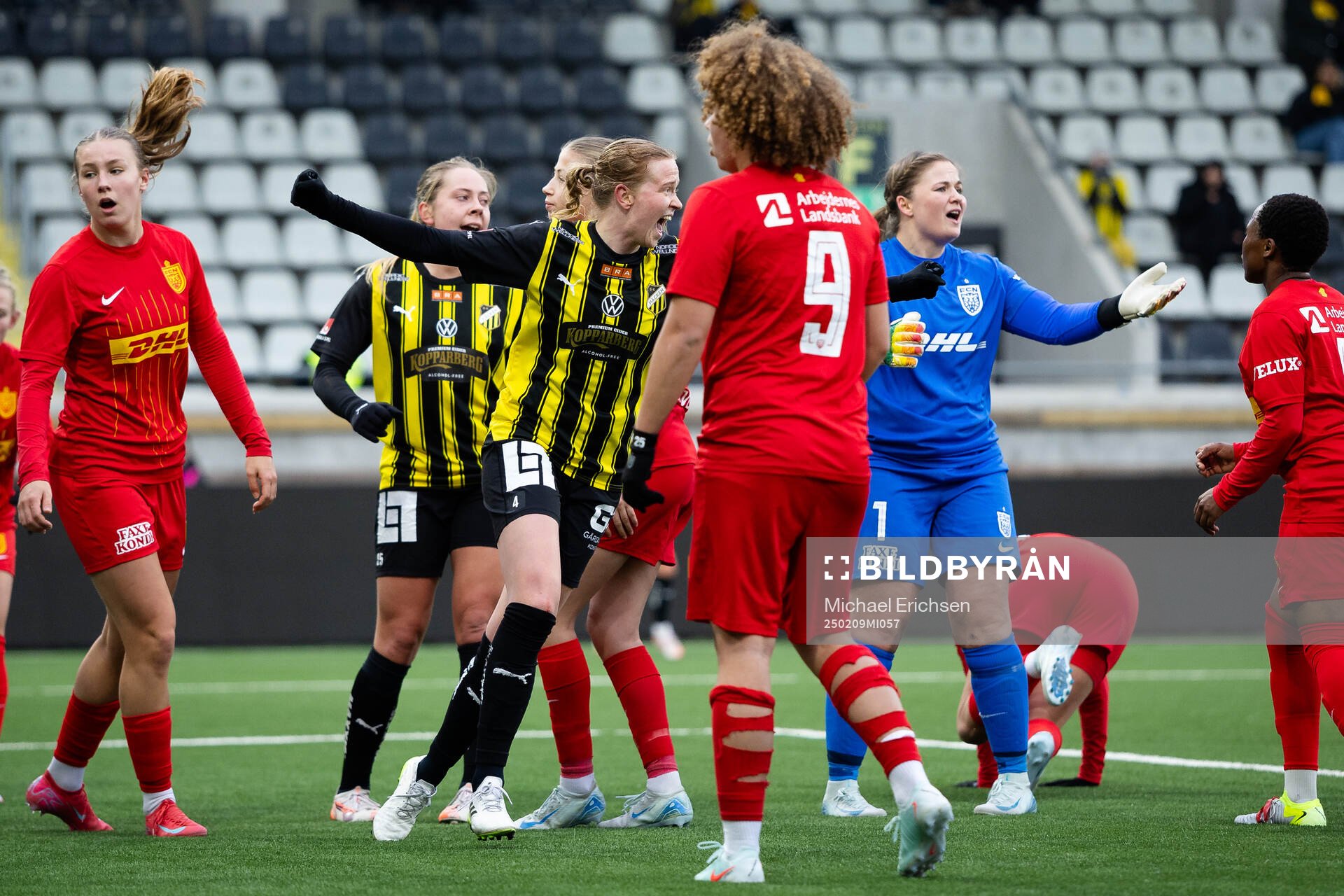 Häckens Emma Östlund jublar efter reducering till 1-2 under träningsmatchen i fotboll mellan Häcken och FC Nordsjälland den 9 februari 2025 i Göteborg.
