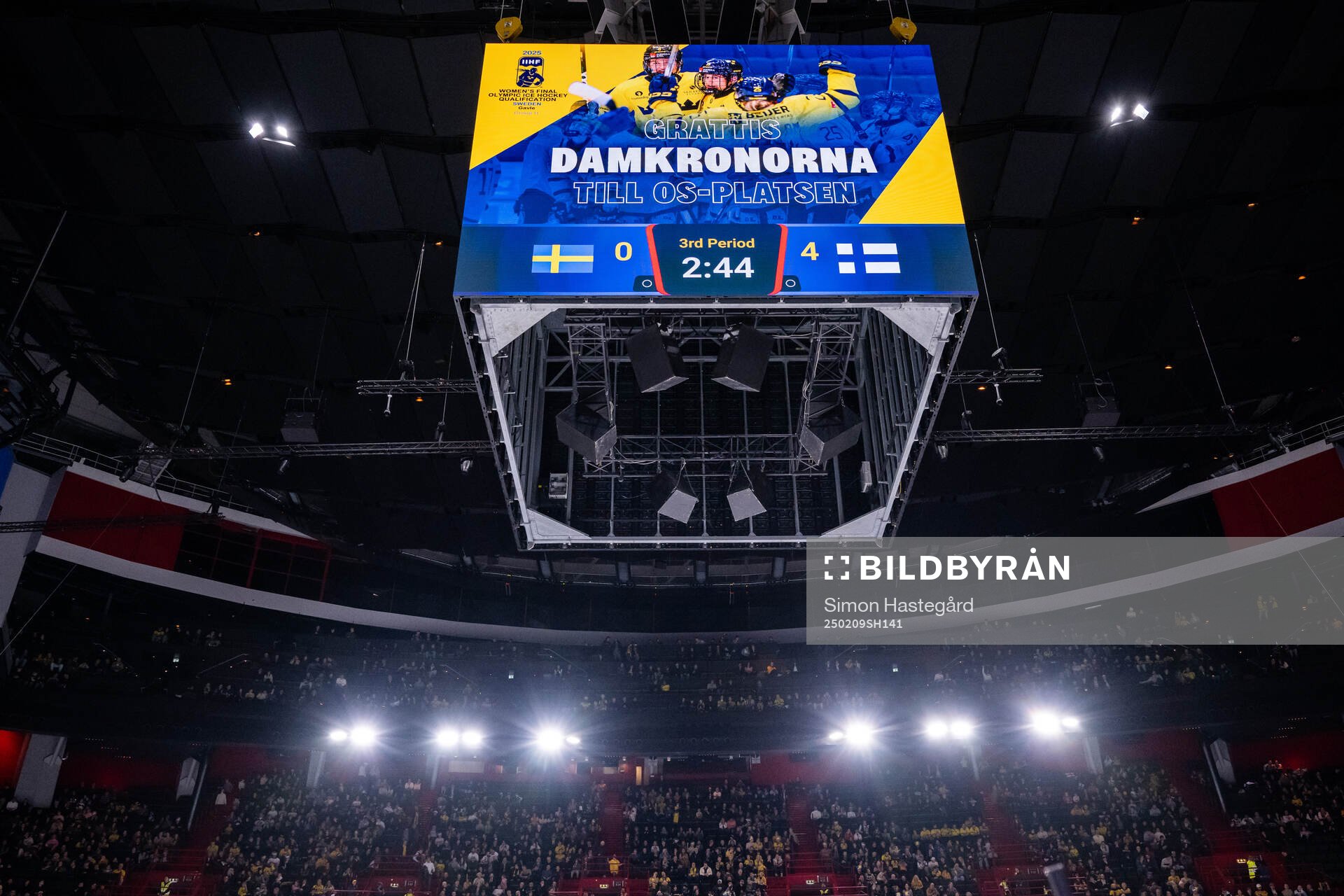 The Swedish women’s team is congratulated
