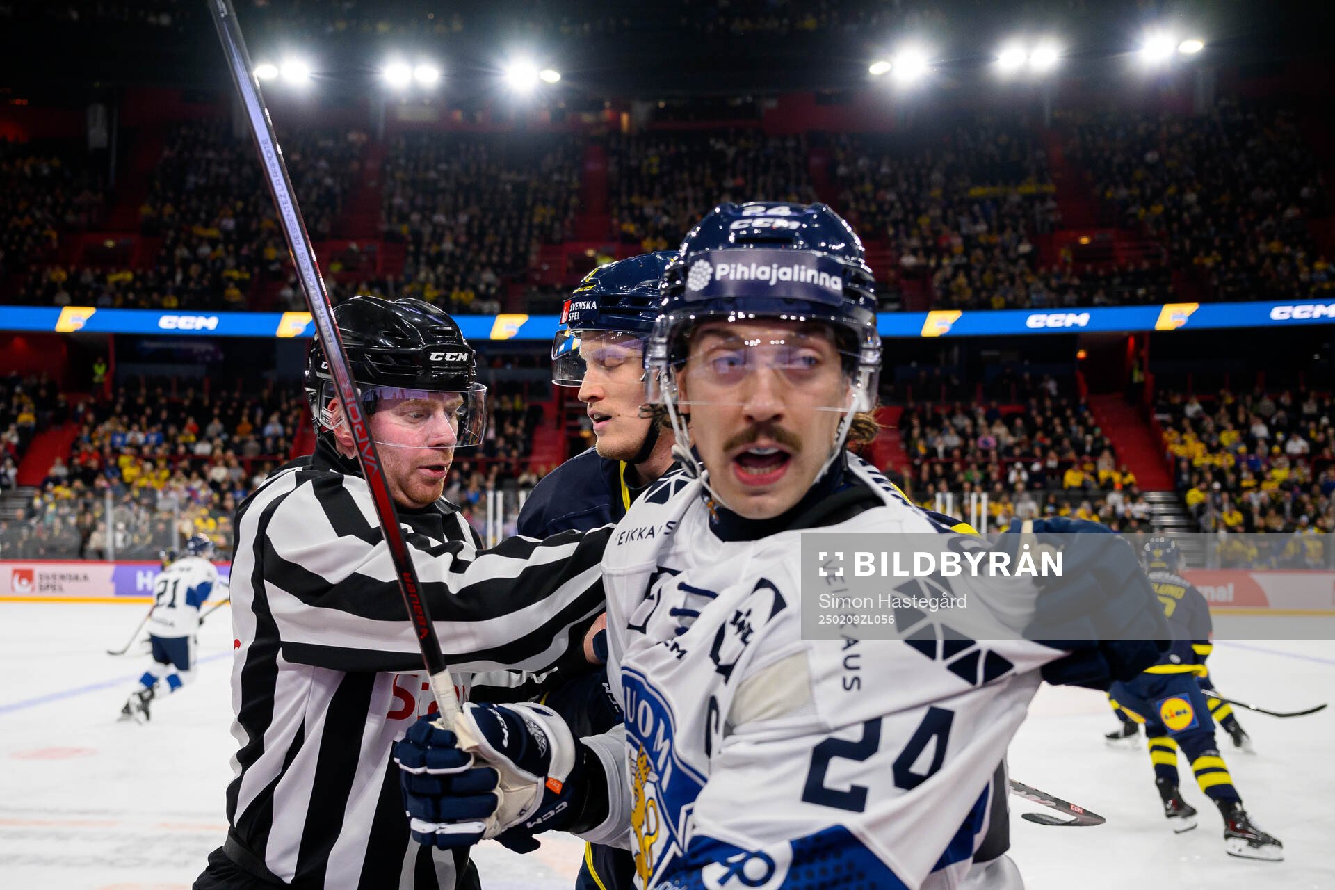 Gabriel Carlsson of Sweden and Hannes Björninen of Finland