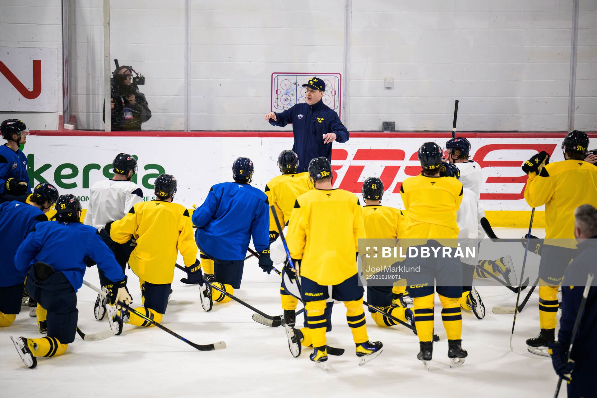 Head coach Sam Hallam of Sweden at a practice session