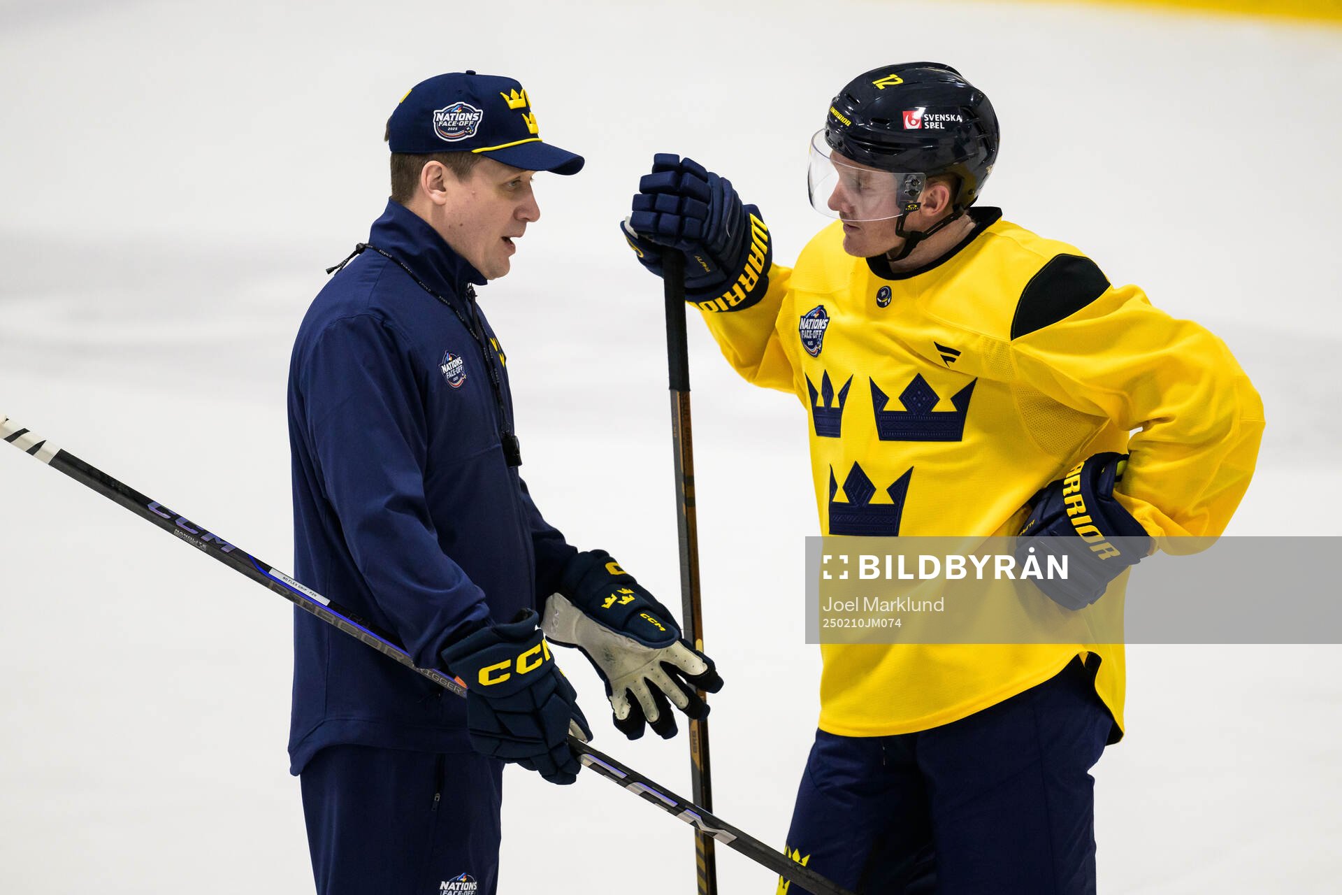 Head coach Sam Hallam and Gustav Nyquist of Sweden at a