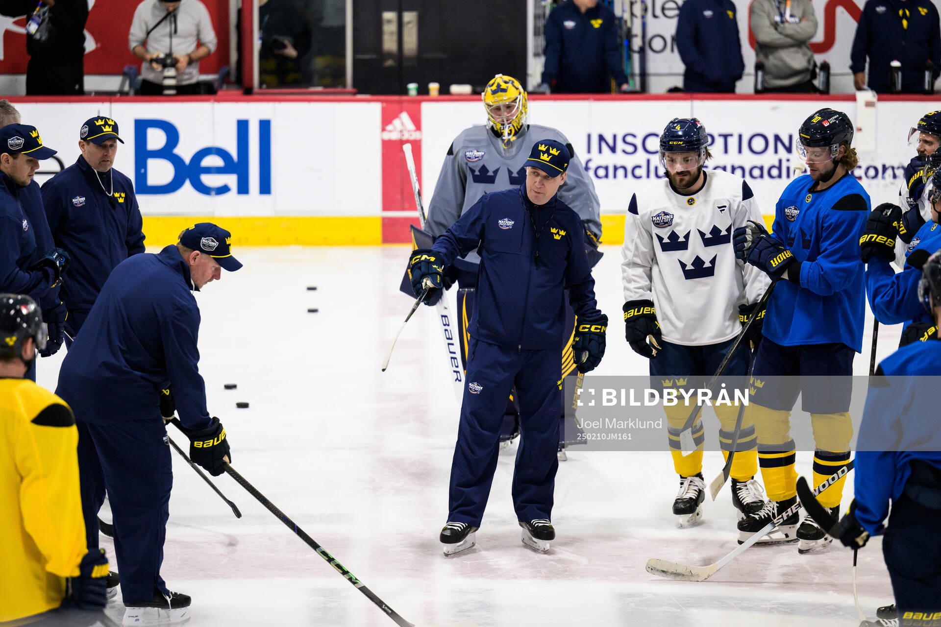 Assistant coach Daniel Alfredsson and head coach Sam Hallam