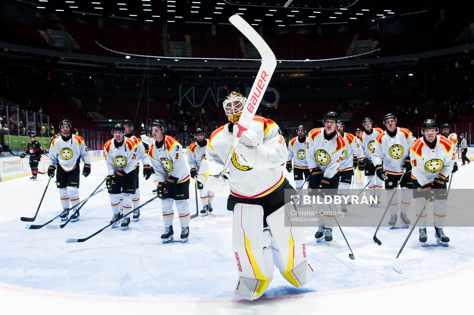 Brynäs målvakt Erik Källgren jublar med lagkamrater