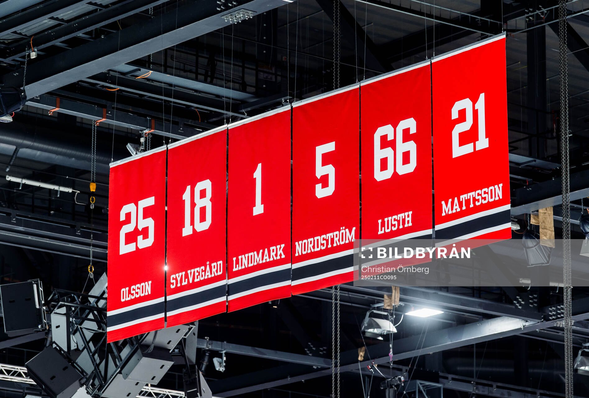 Tröjor upphängda i taket på Malmö arena