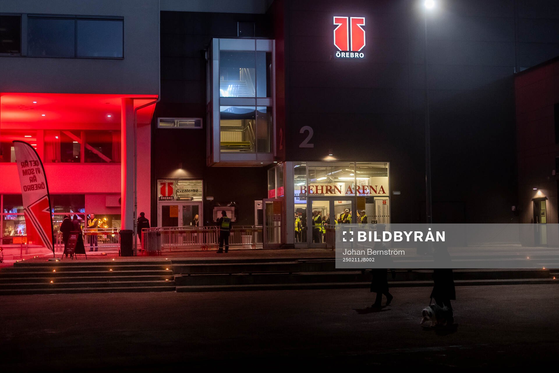 Tända ljus utanför Behrn Arena