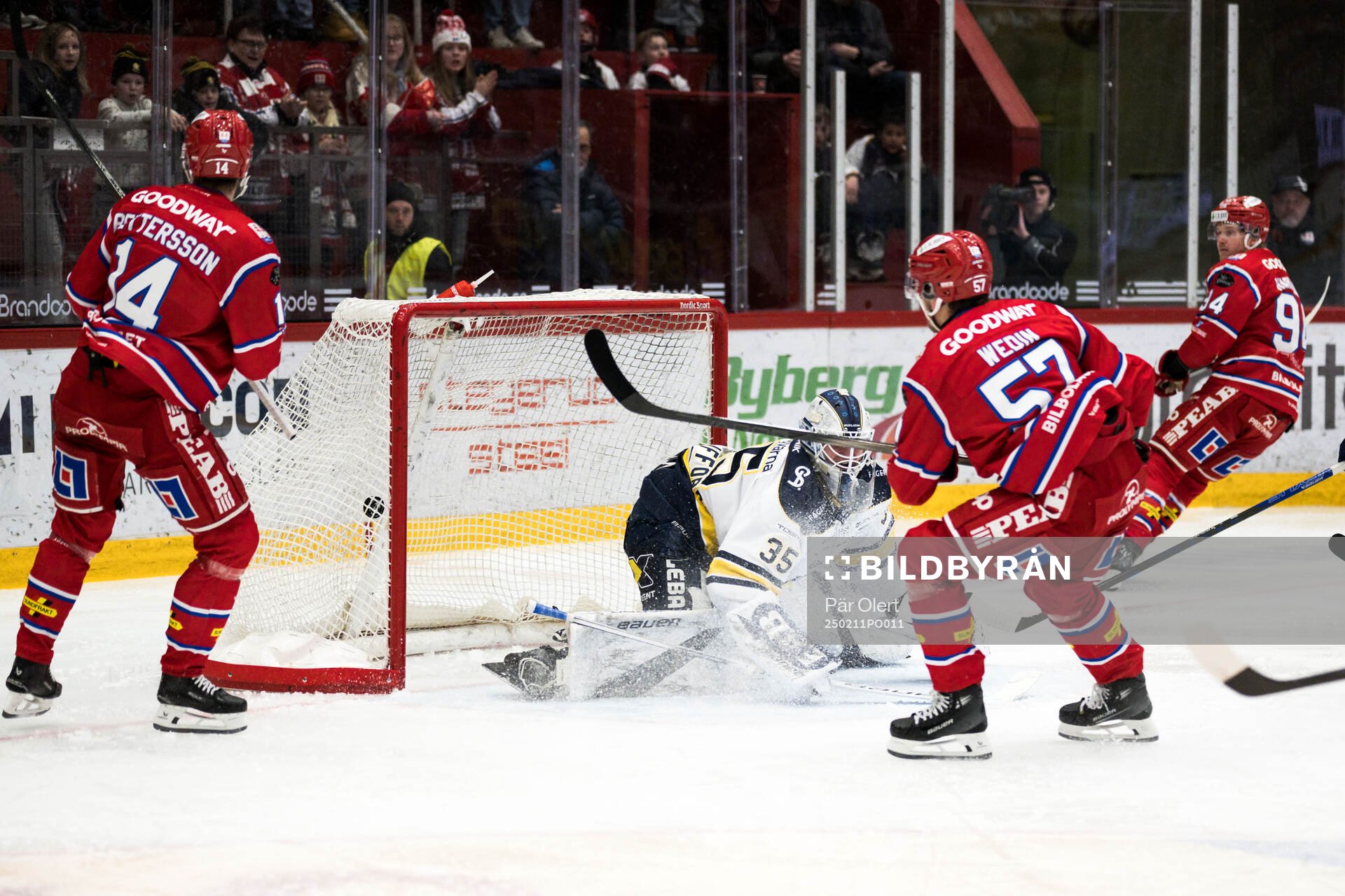 Timrås Anton Wedin gör 1-0 bakom  HV71s målvakt Olof