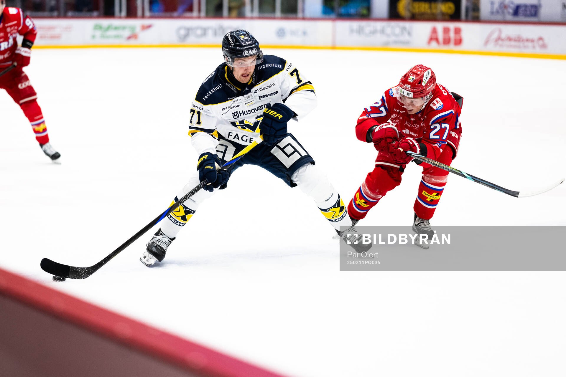 HV71s William Ignberg Nilsson och Timrås Oliver Johansson