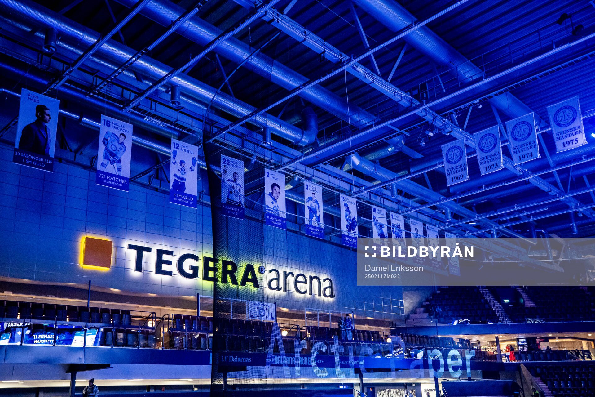 Flaggor hissade i taket på Tegera Arena