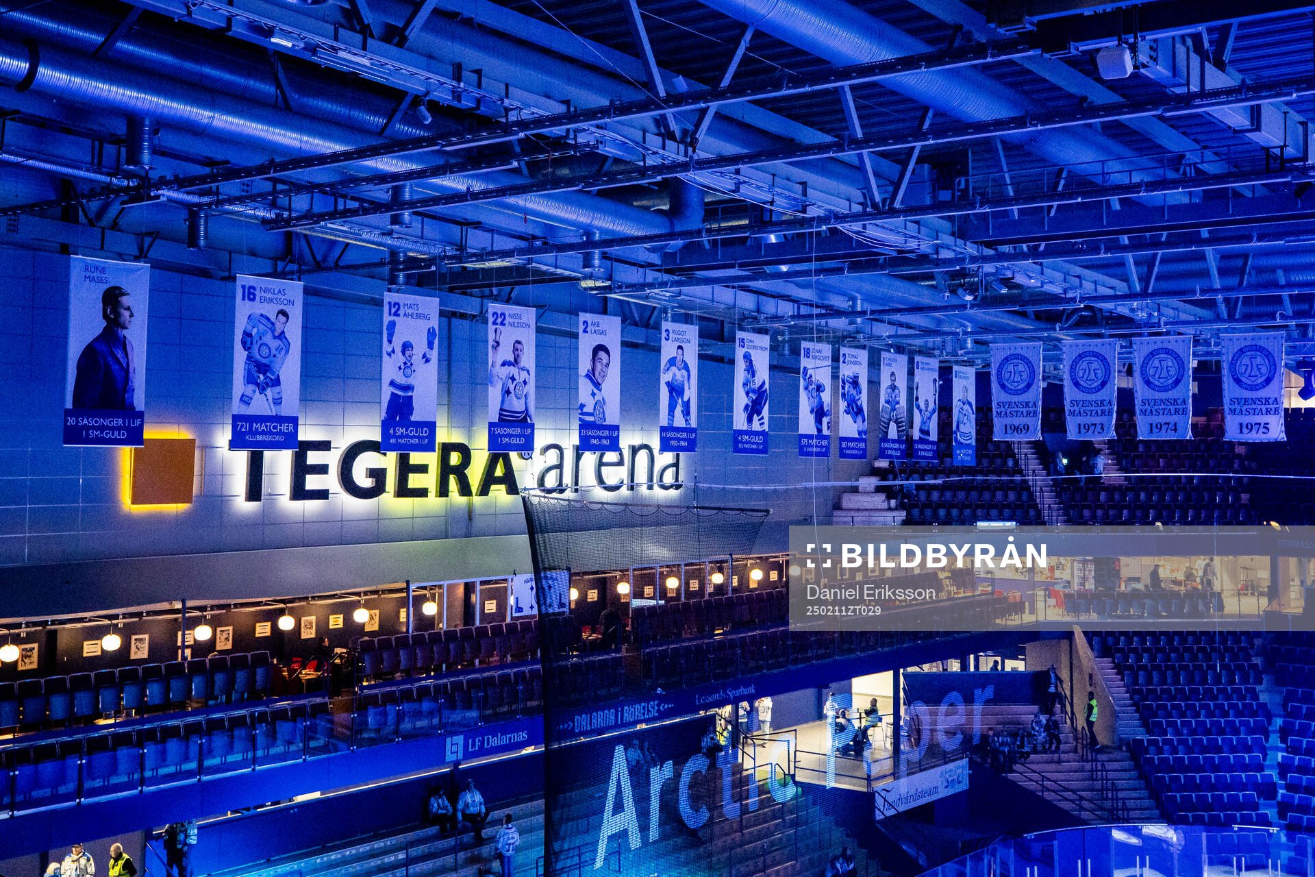 Flaggor hissade i taket på Tegera Arena