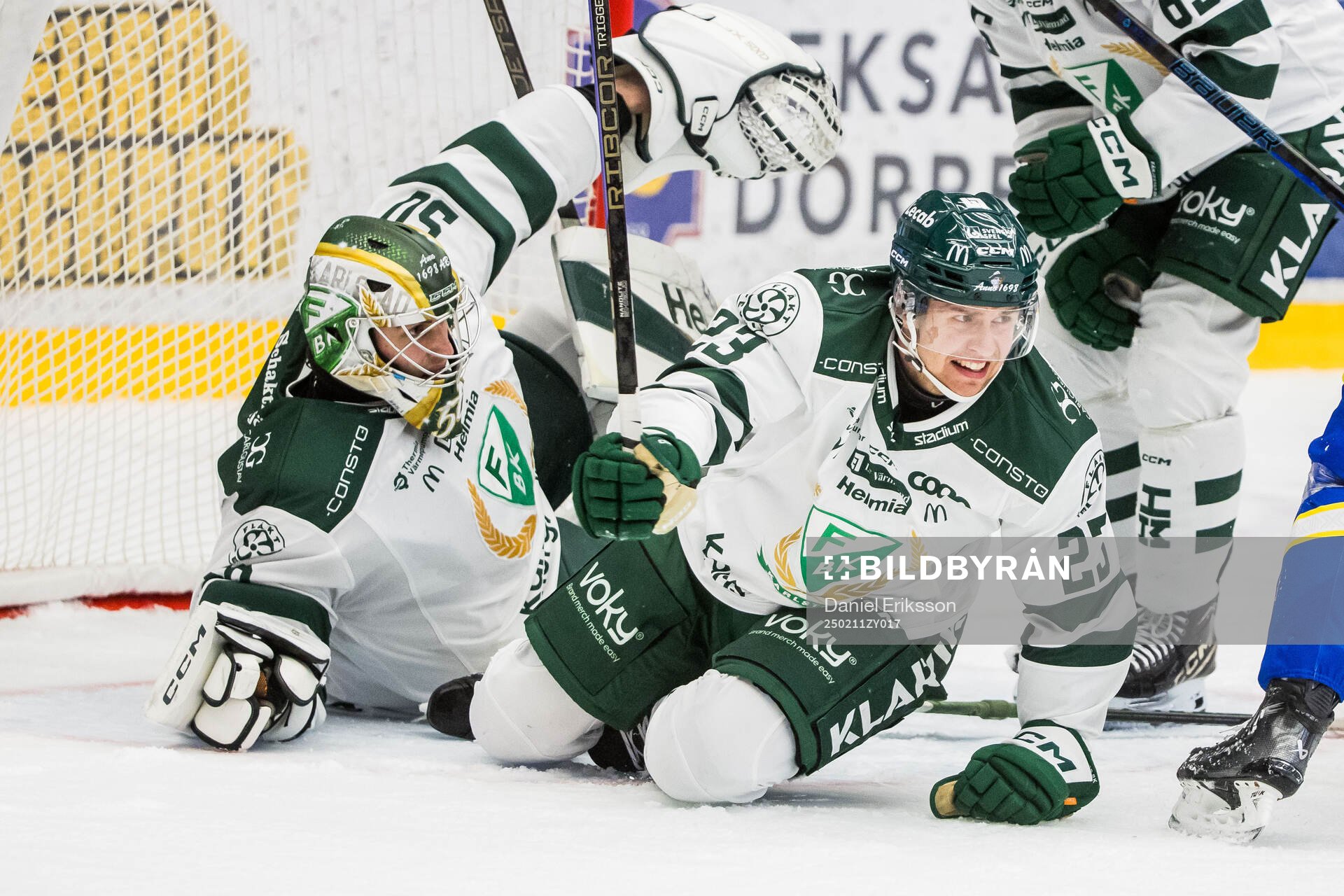 Färjestads målvakt Damian Clara och Oliver Eklind