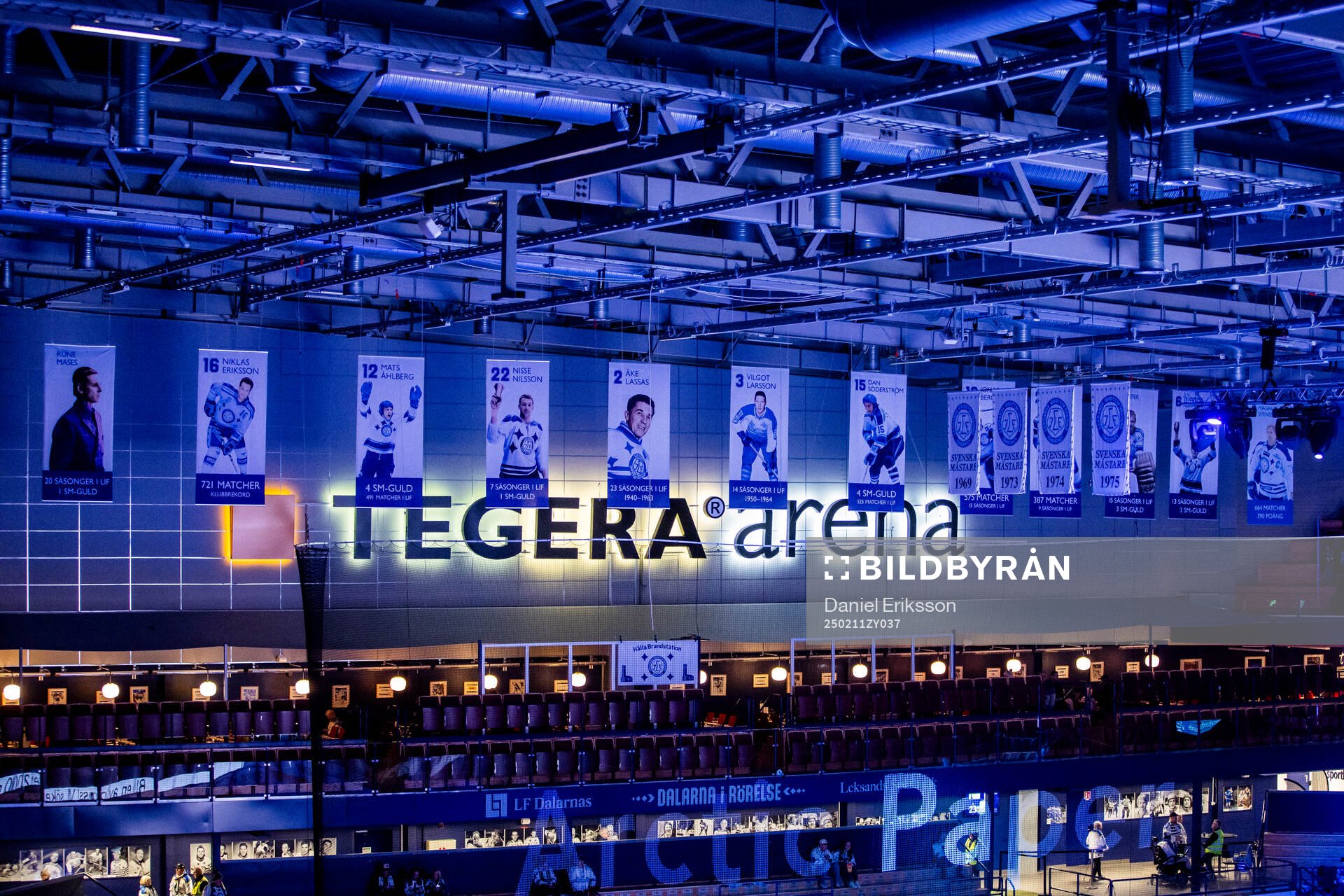 Flaggor hissade i taket på Tegera Arena