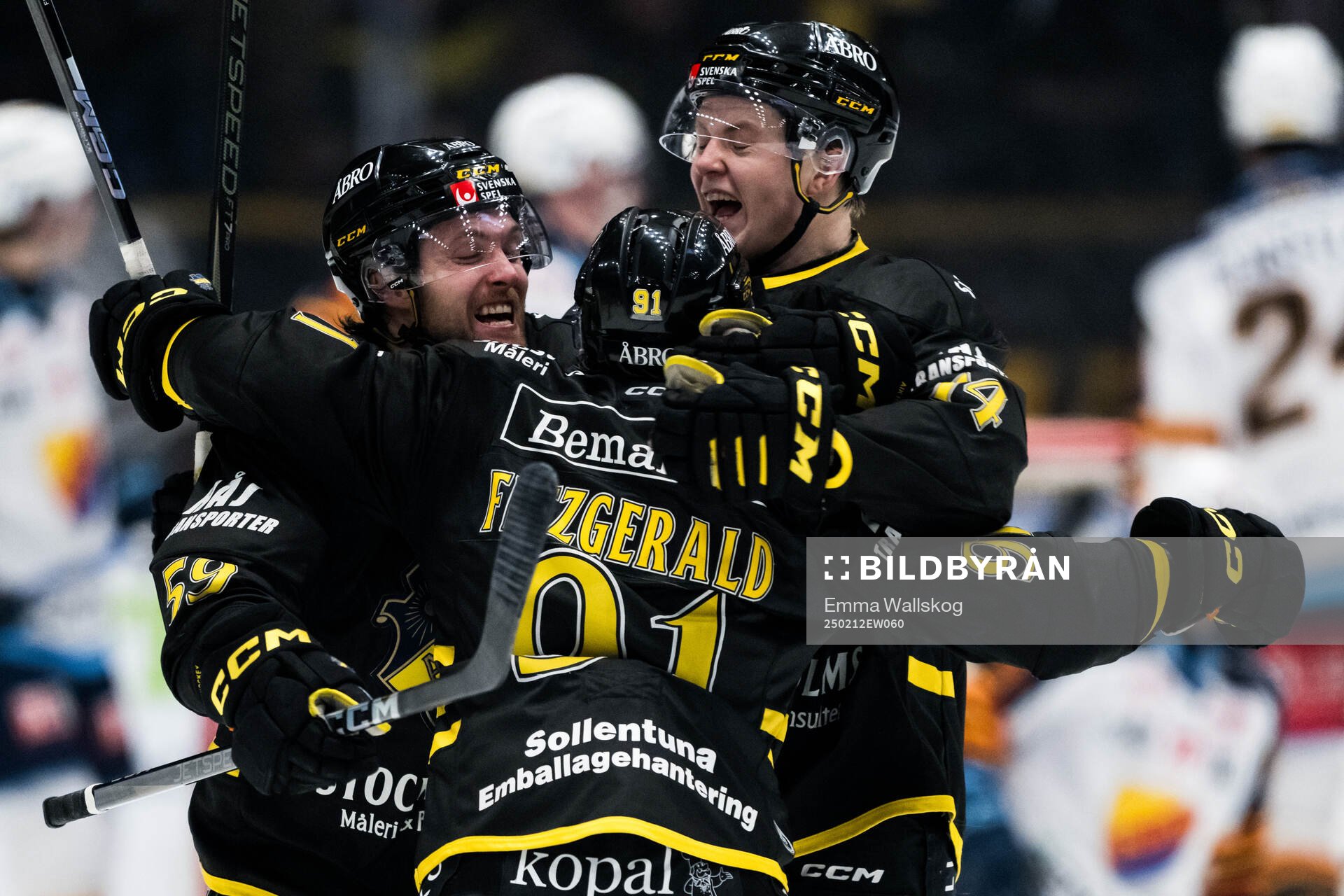 AIKs Gerry Fitzgerald jublar med Macoy Erkamps och Jesper
