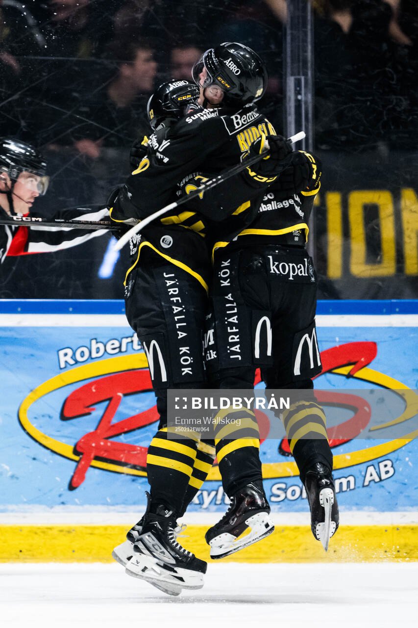 AIKs Oliver Tärnström och Rasmus Rudslätt jublar