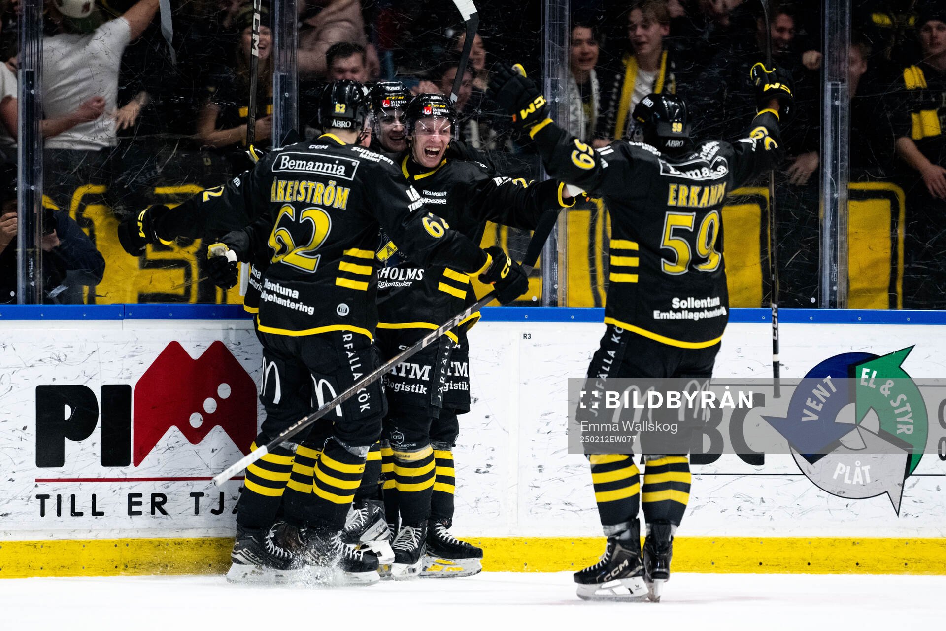 AIKs Rasmus Rudslätt jublar med Simon Åkerström, Oliver