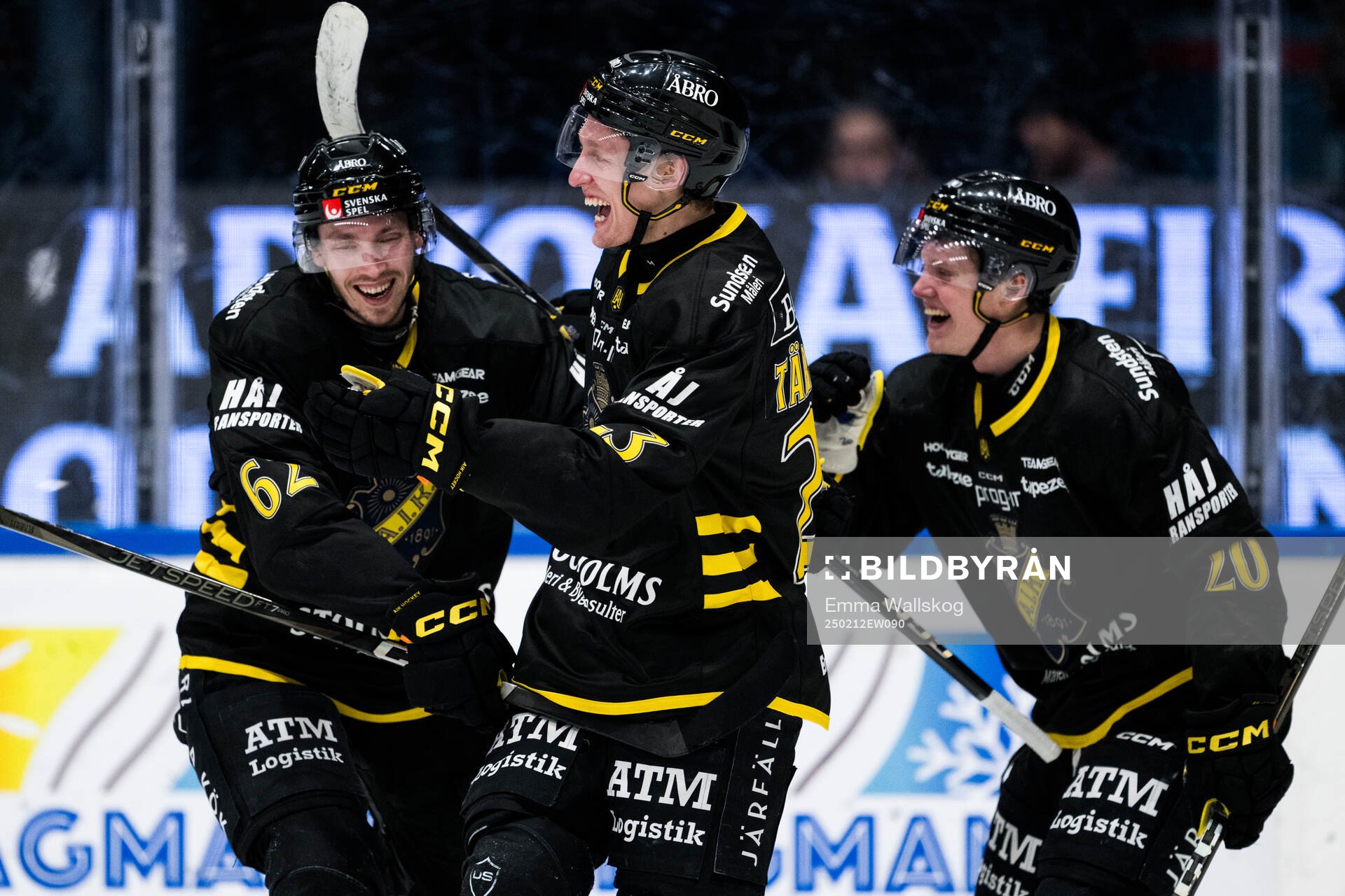 AIKs Oliver Tärnström jublar med Simon Åkerström och
