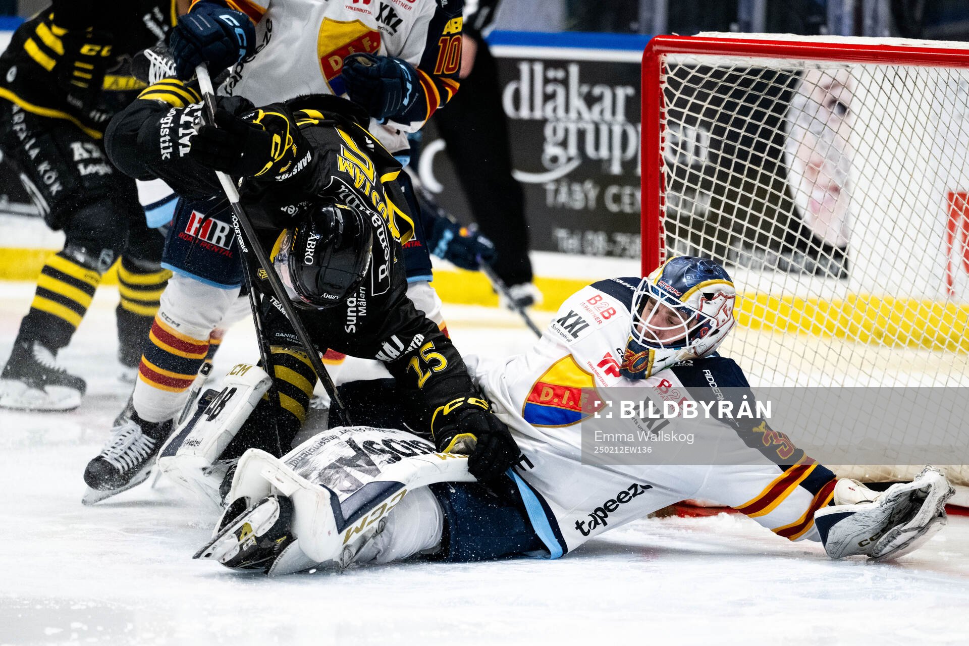 AIKs Theo Hårdstam och Djurgårdens målvakt Hugo Hävelid
