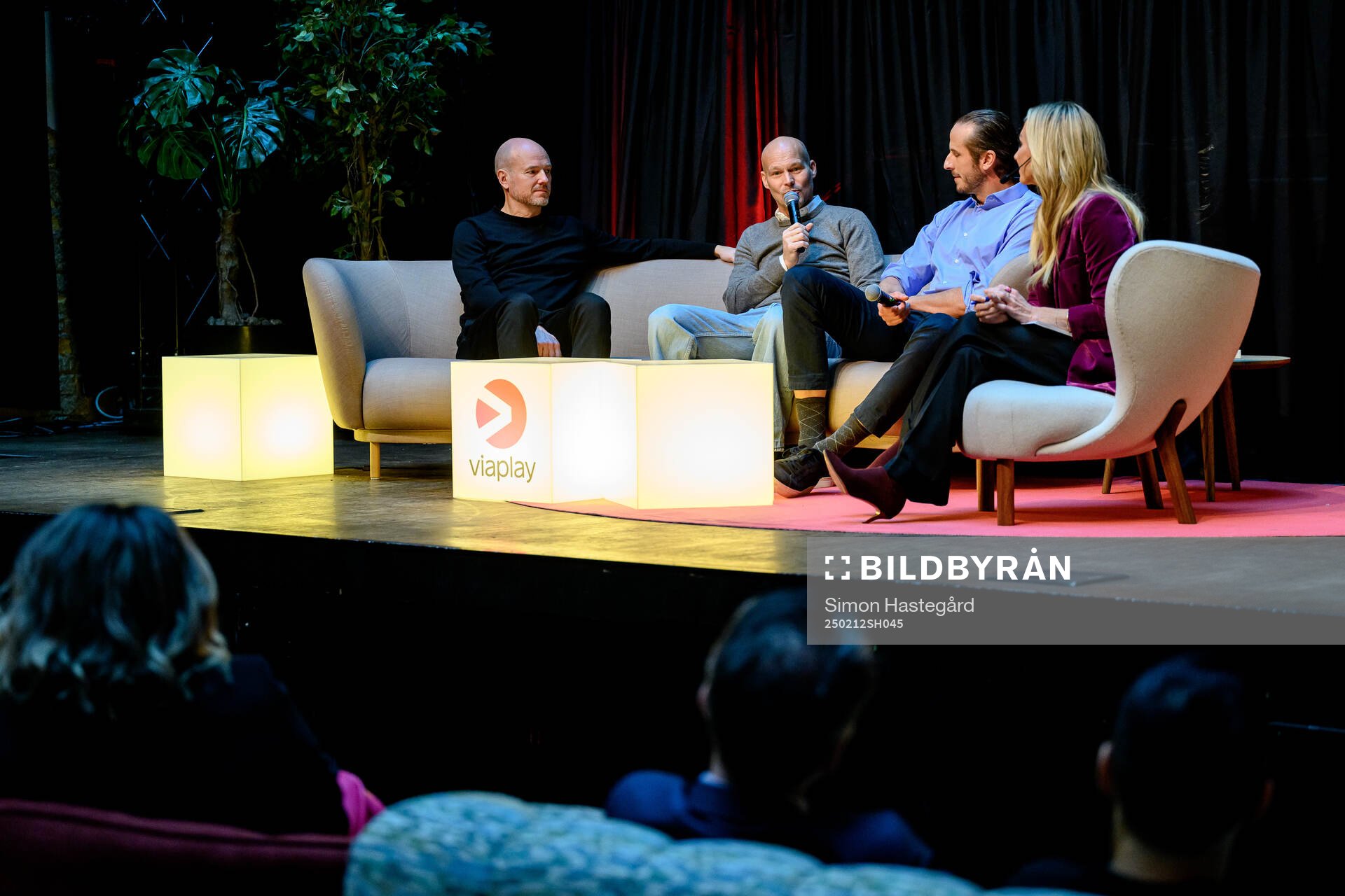 Erik Westberg, Sportchef Viaplay, Fredrik Ljungberg och Jonas Olsson, Experter Fotboll, intervjuas av Frida Nordstrand under en pressträff den 12 februari 2025 i Stockholm.