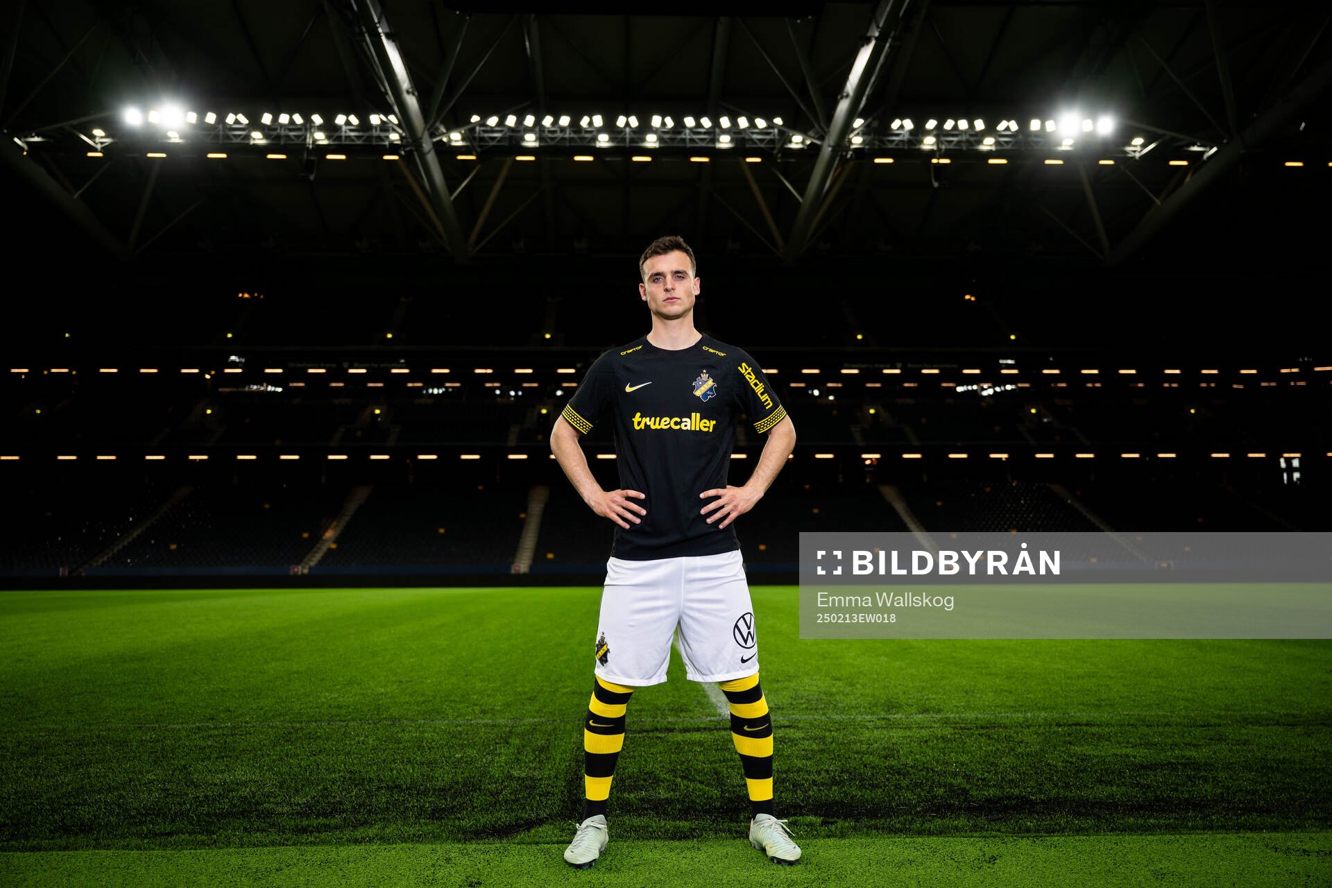 Áron Csongvai poserar för porträtt i samband med att han presenteras som nyförvärv av AIK den 13 februari 2025 i Stockholm. 