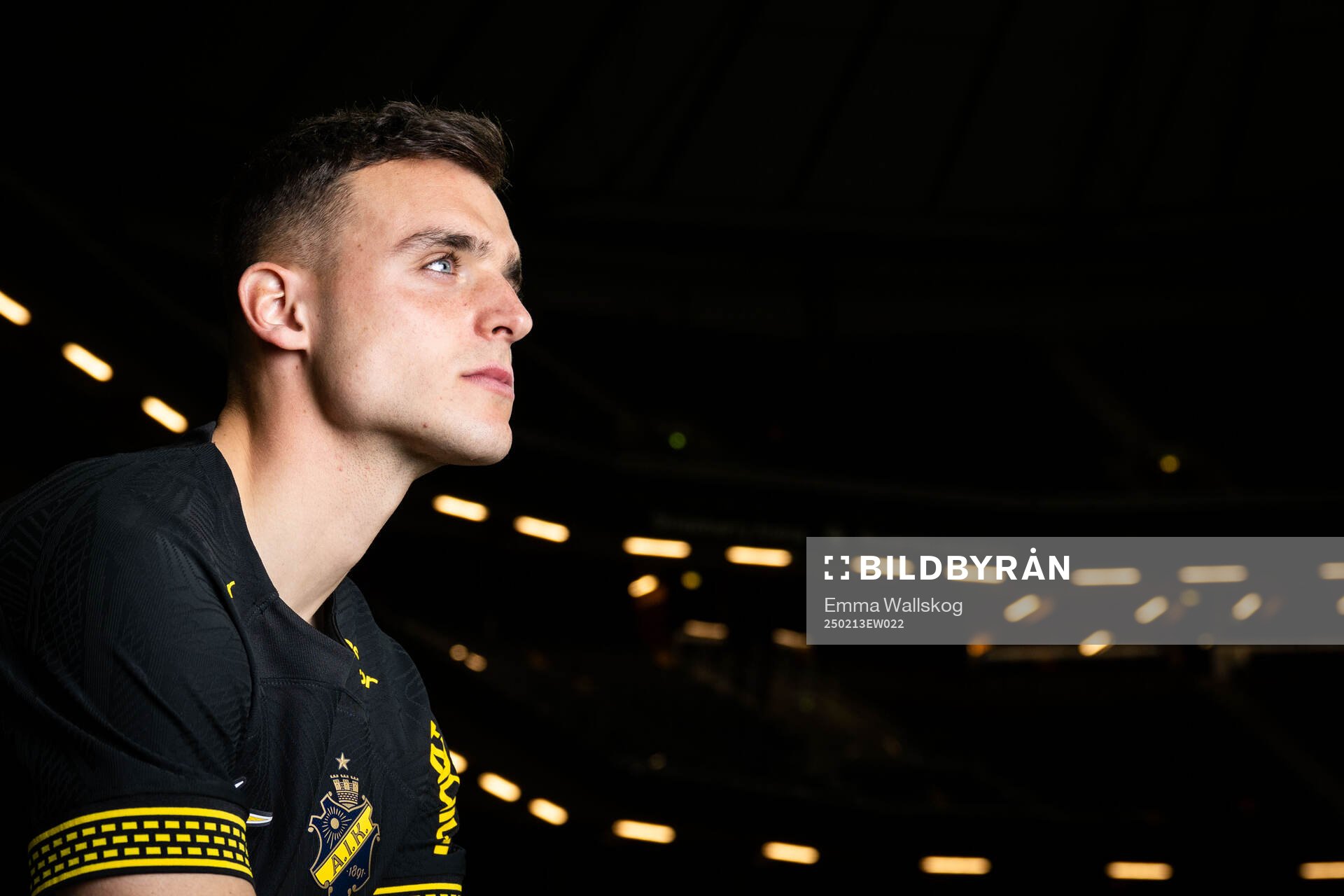 Áron Csongvai poserar för porträtt i samband med att han presenteras som nyförvärv av AIK den 13 februari 2025 i Stockholm. 