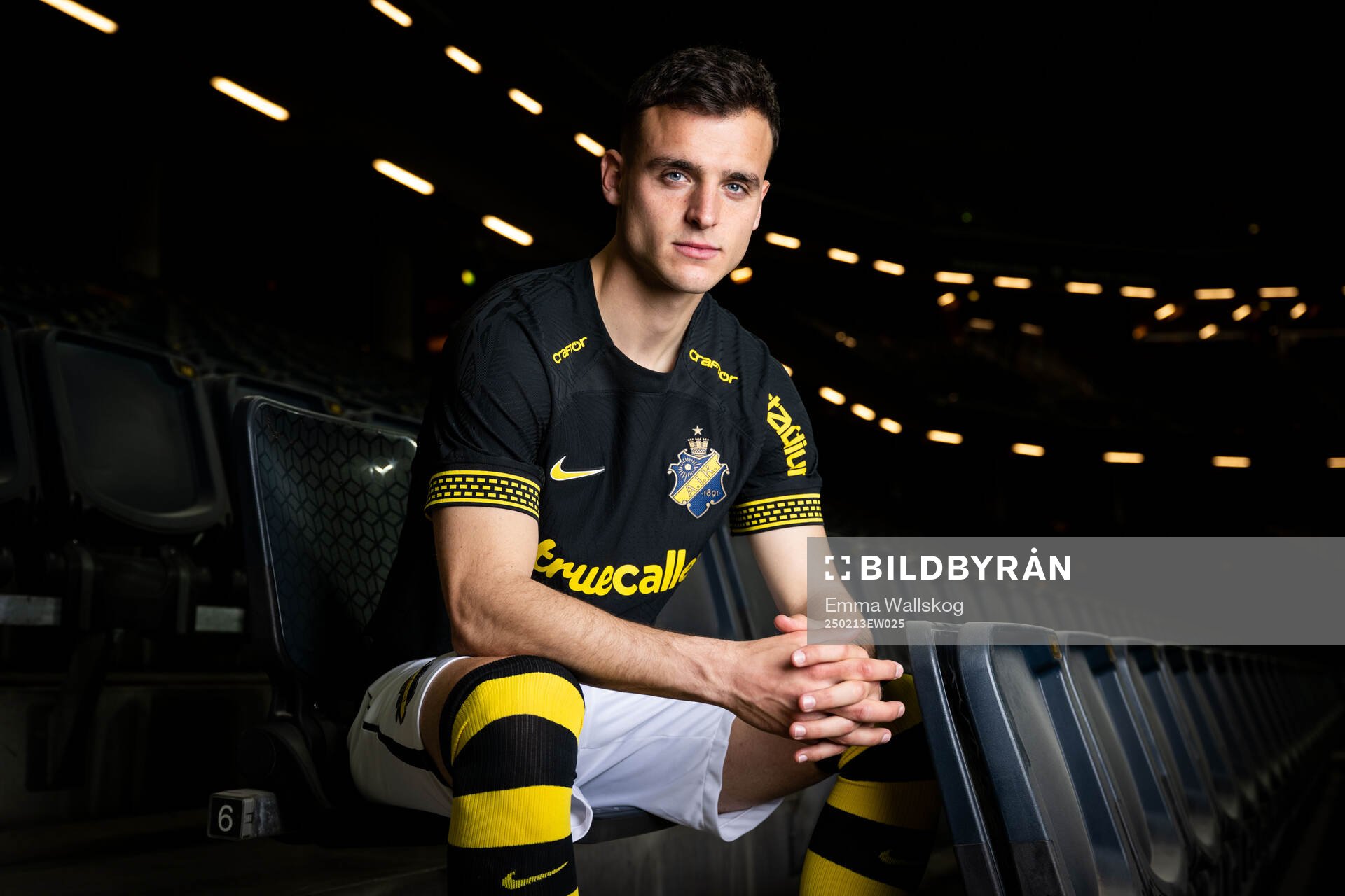 Áron Csongvai poserar för porträtt i samband med att han presenteras som nyförvärv av AIK den 13 februari 2025 i Stockholm. 