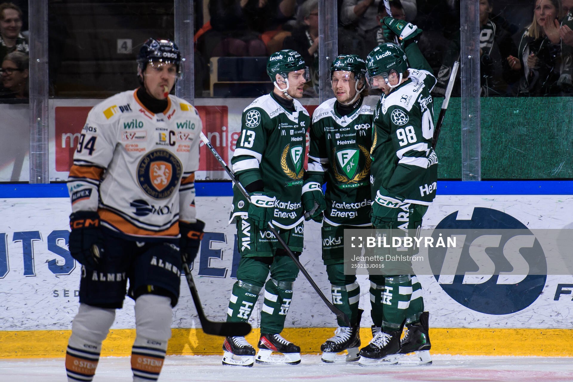 Färjestads Oskar Steen jublar med Joel Kellman och Marian