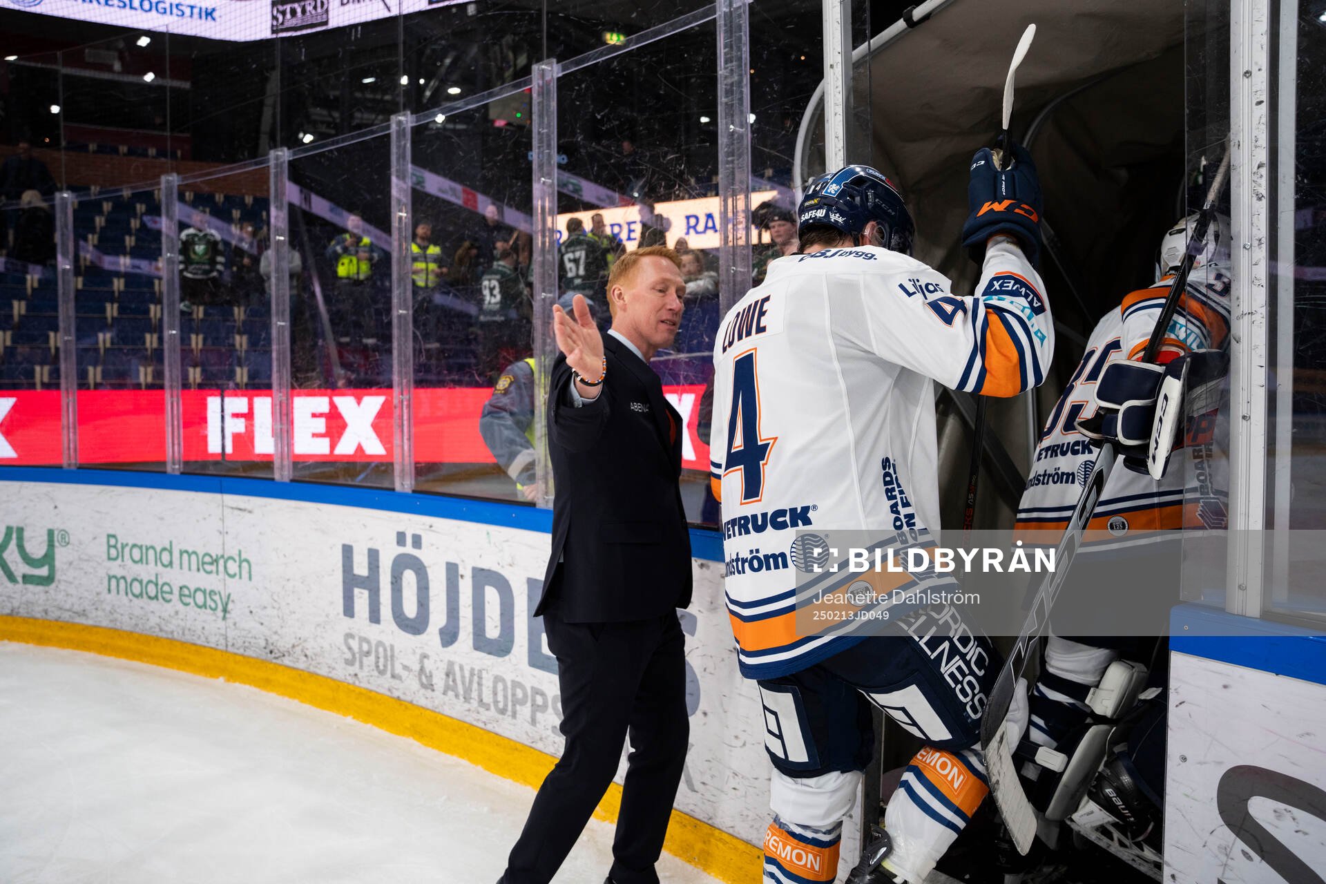 Växjös tränare Jörgen Jönsson jublar med Växjös