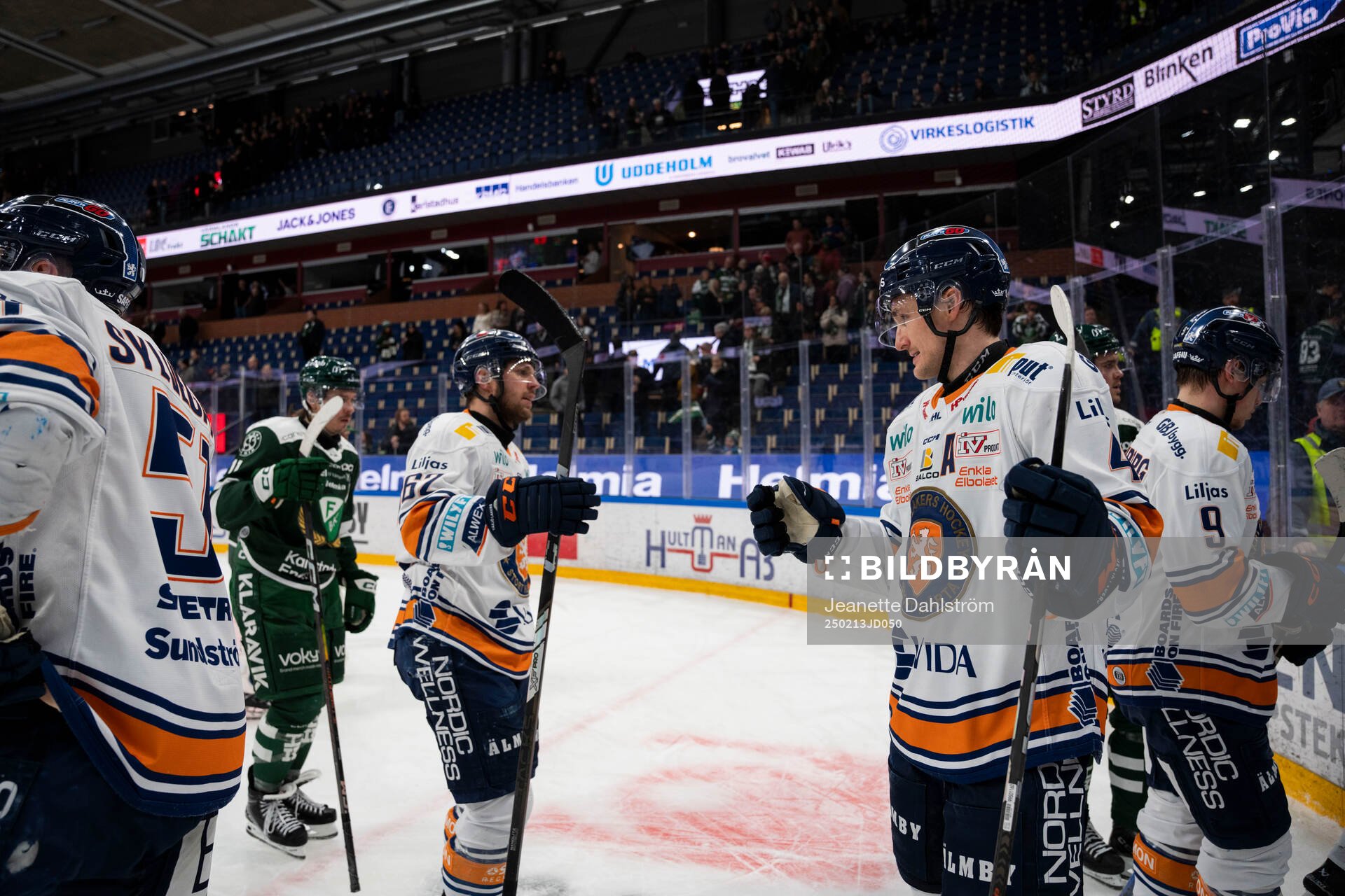 Växjös Manuel Ågren och Keegan Lowe jublar
