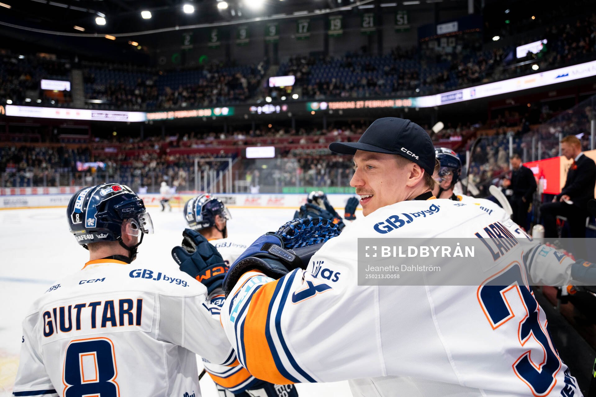 Växjös målvakt Emil Larmi jublar med lagkamrater