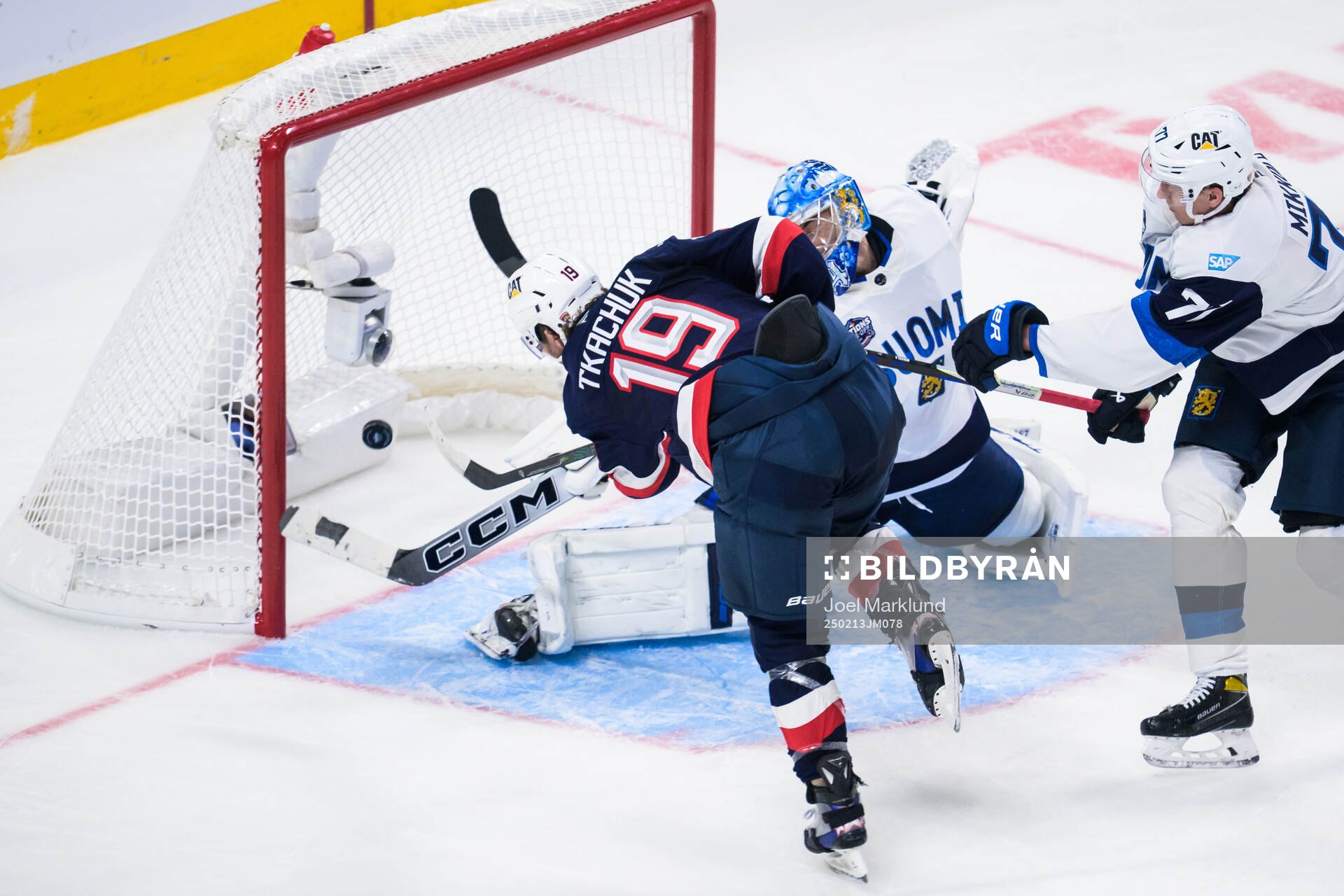 Matthew Tkachuk of USA scores the 6-1 goal behind