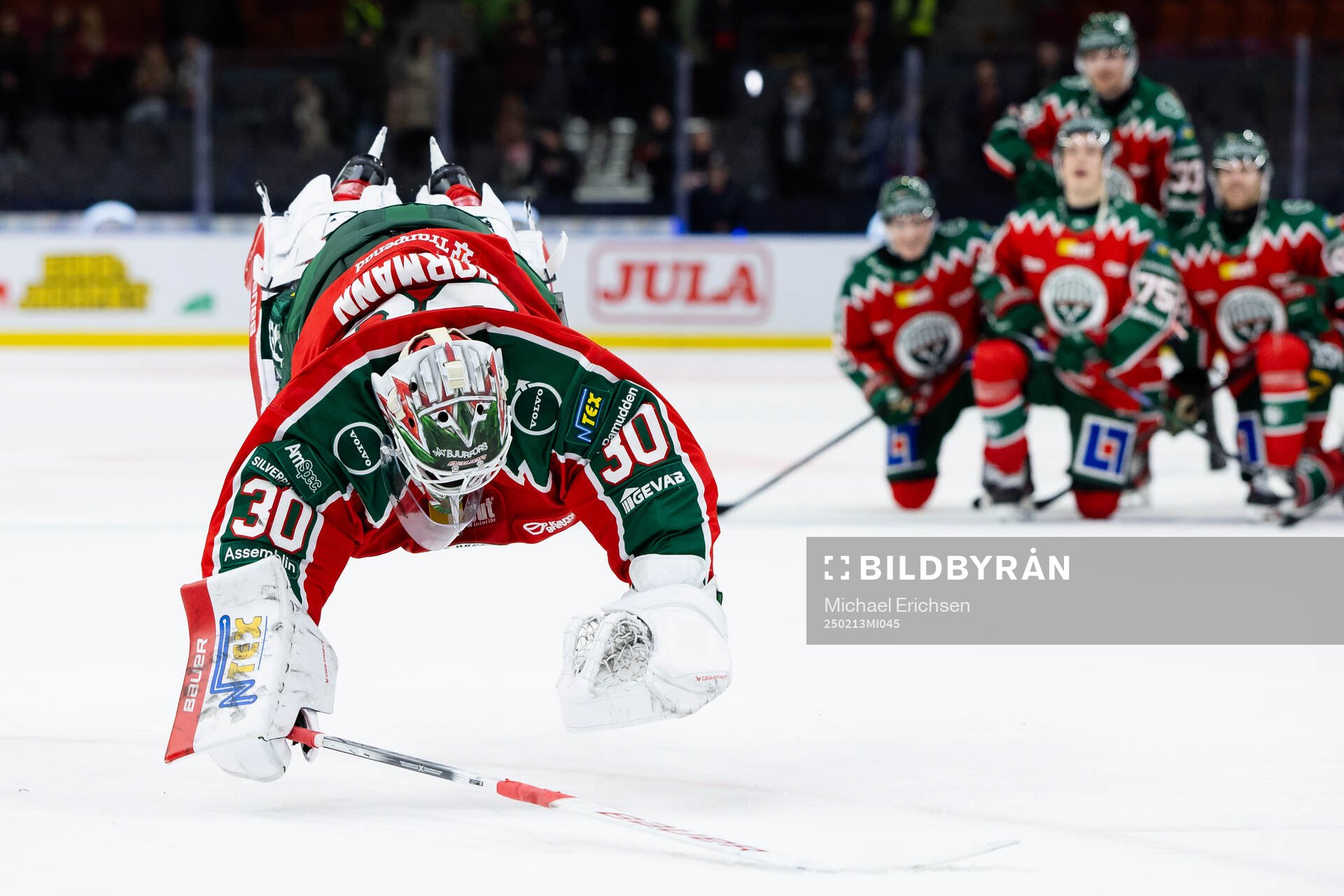 Frölundas målvakt Tobias Normann jublar och firar
