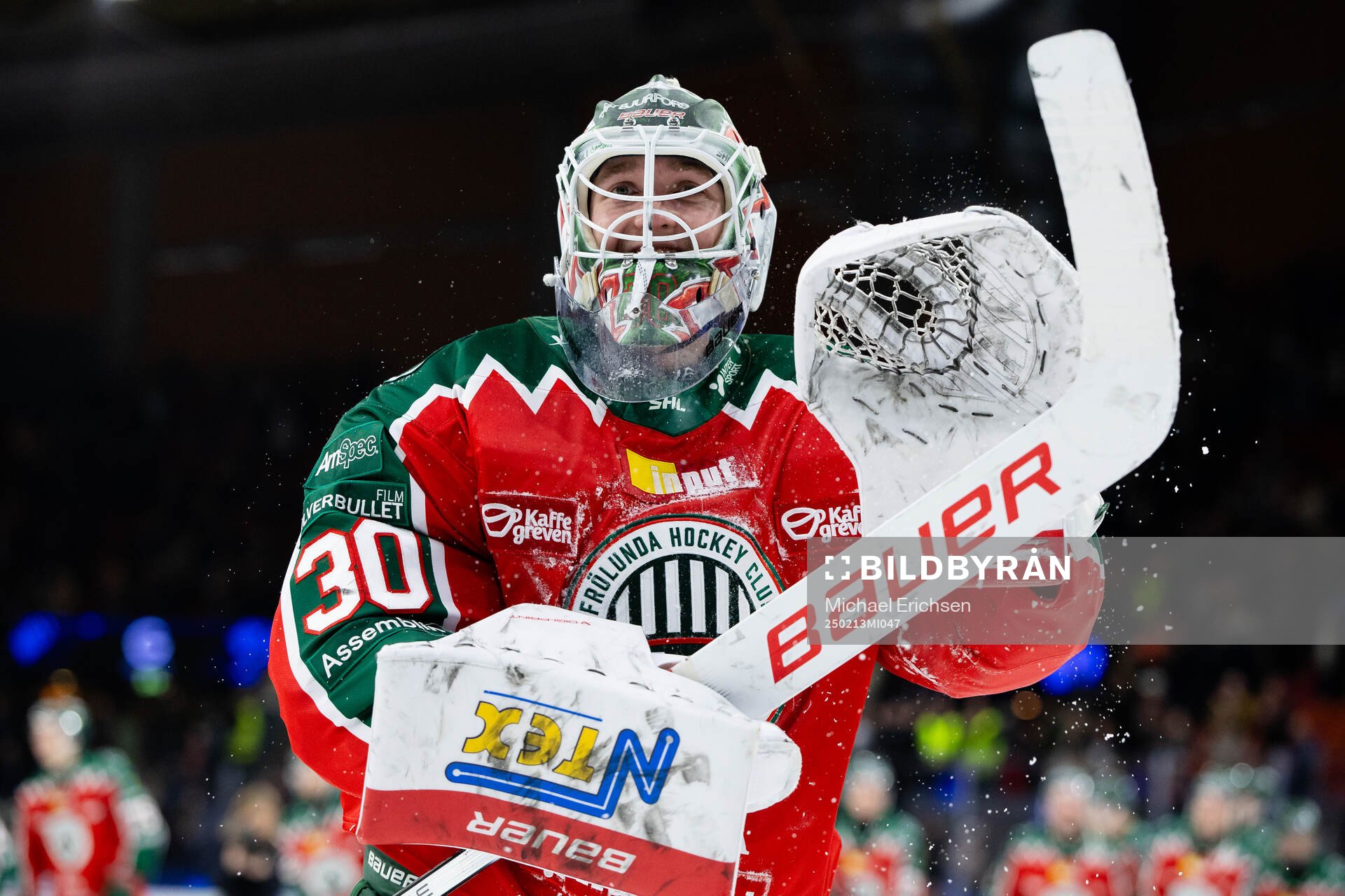Frölundas målvakt Tobias Normann jublar och firar