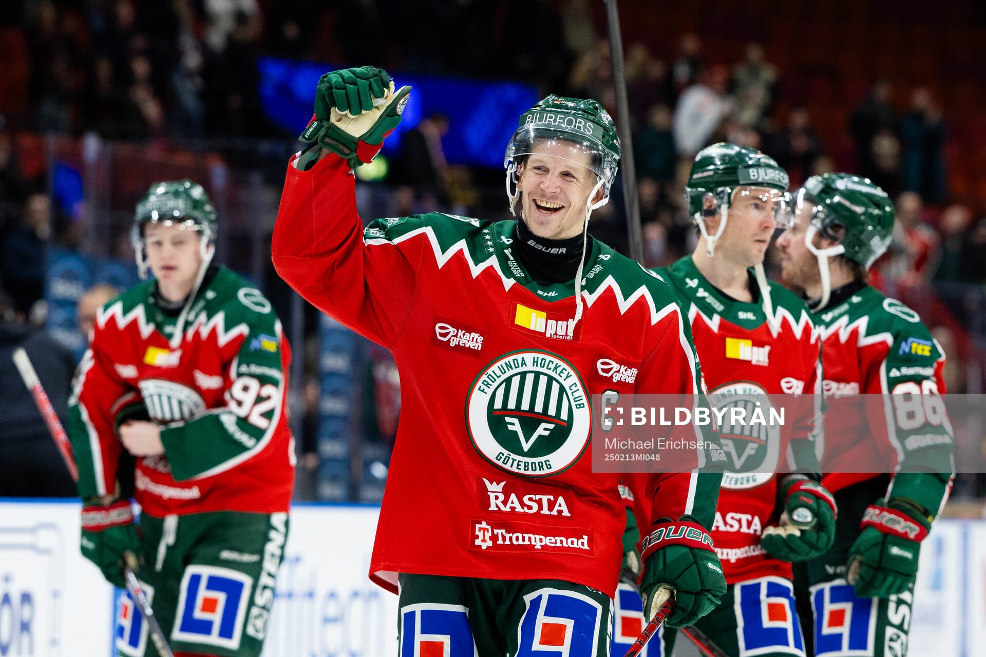 Frölundas Max Friberg jublar och firar framför klacken