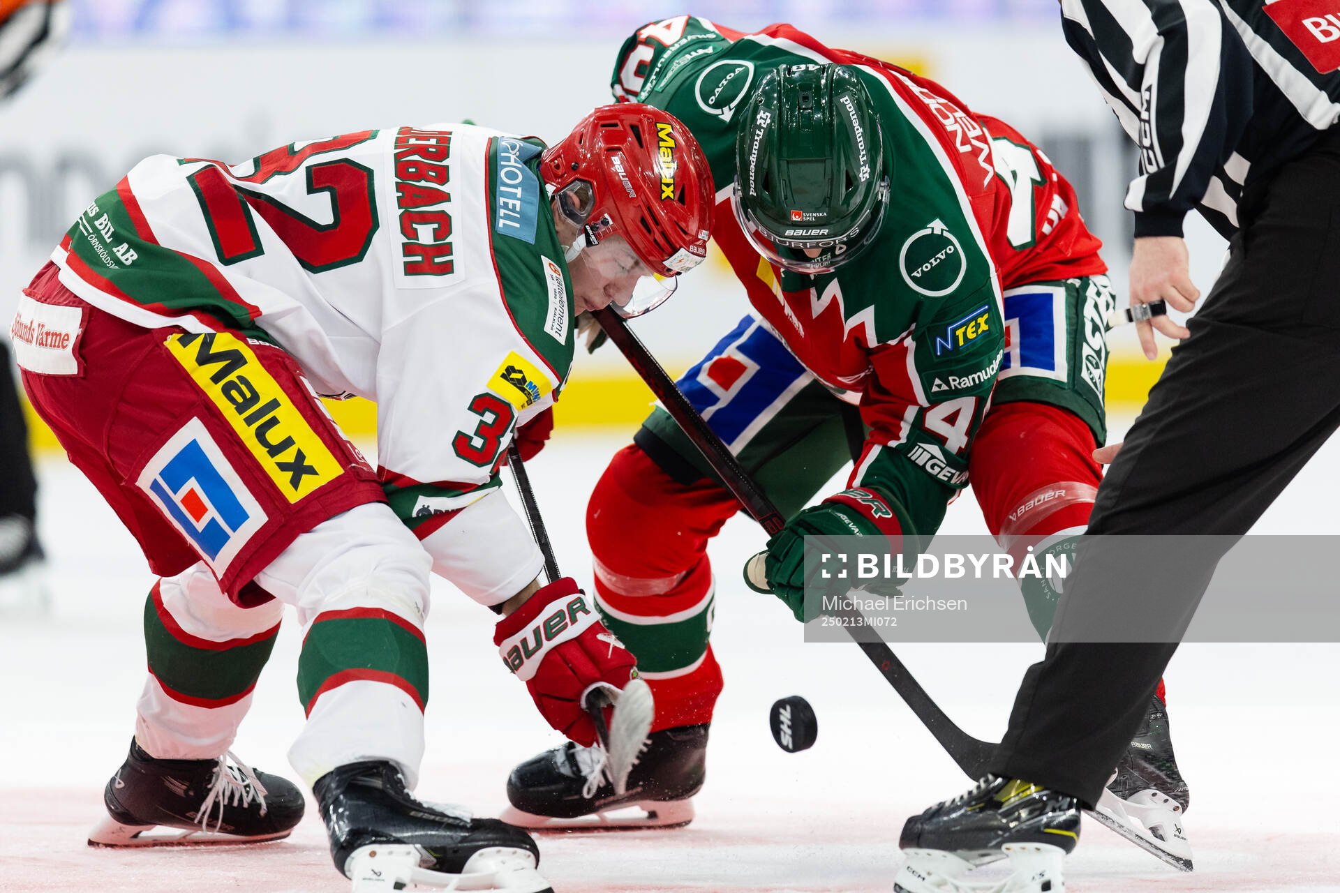 Modos Theodor Niederbach tekar mot Frölundas Jacob Peterson