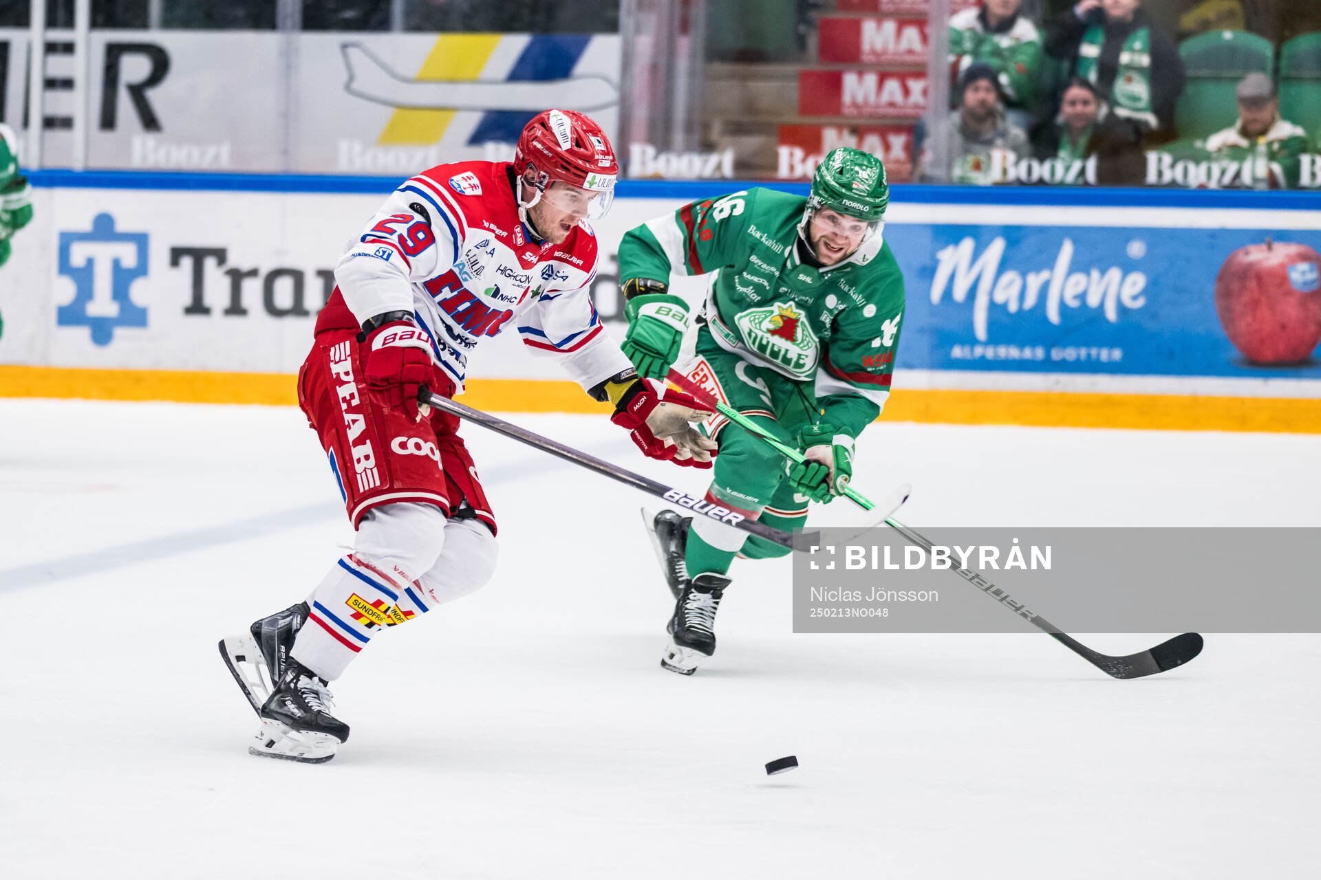 Timrås Filip Hållander och Rögles Lukas Ekeståhl-Jonsson