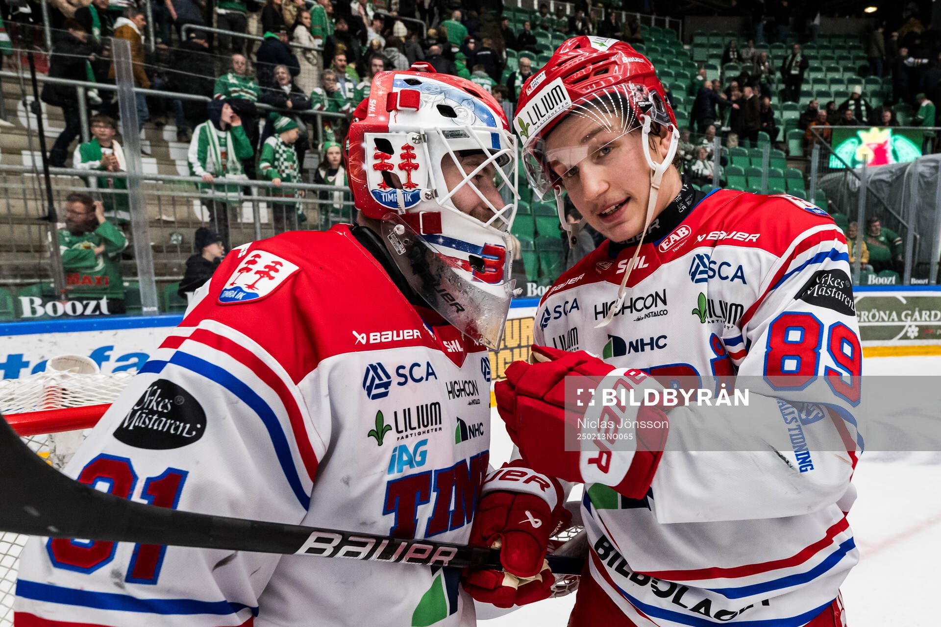 Timrås målvakt Tim Juel och Oliver Kapanen jublar