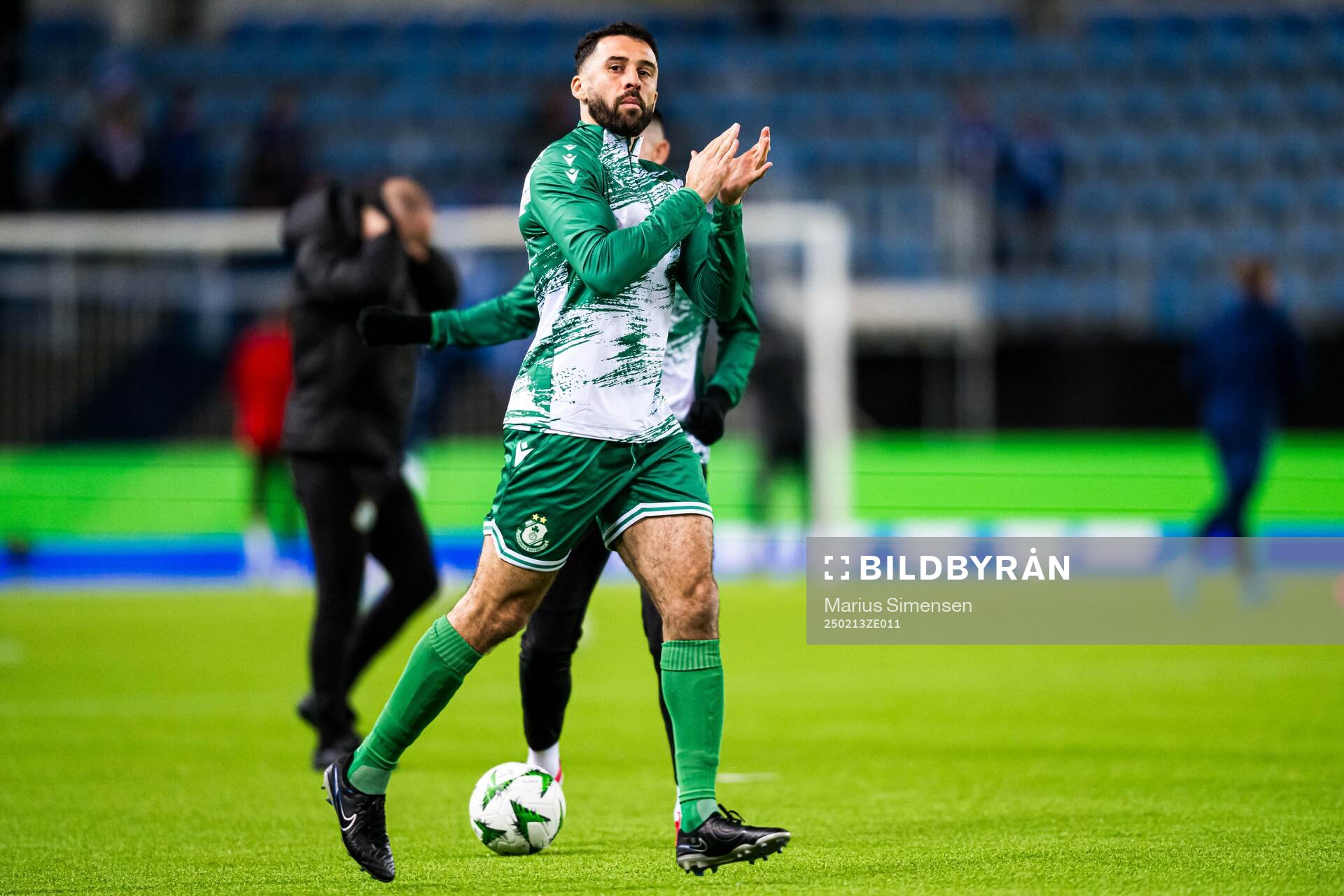 Roberto Lopes of Shamrock Rovers warms up