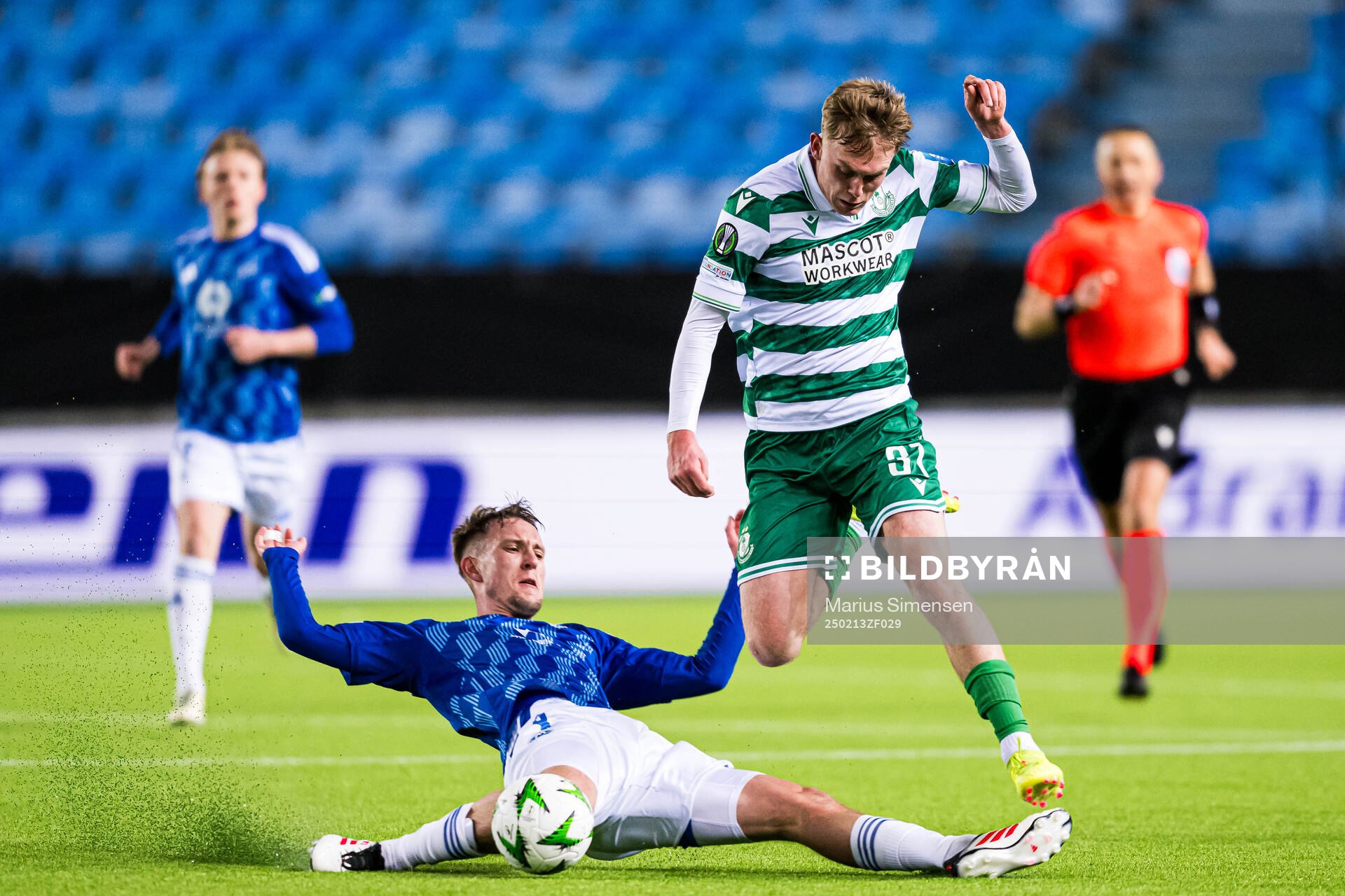 Valdemar Lund of Molde and Michael Noonan of Shamrock Rovers