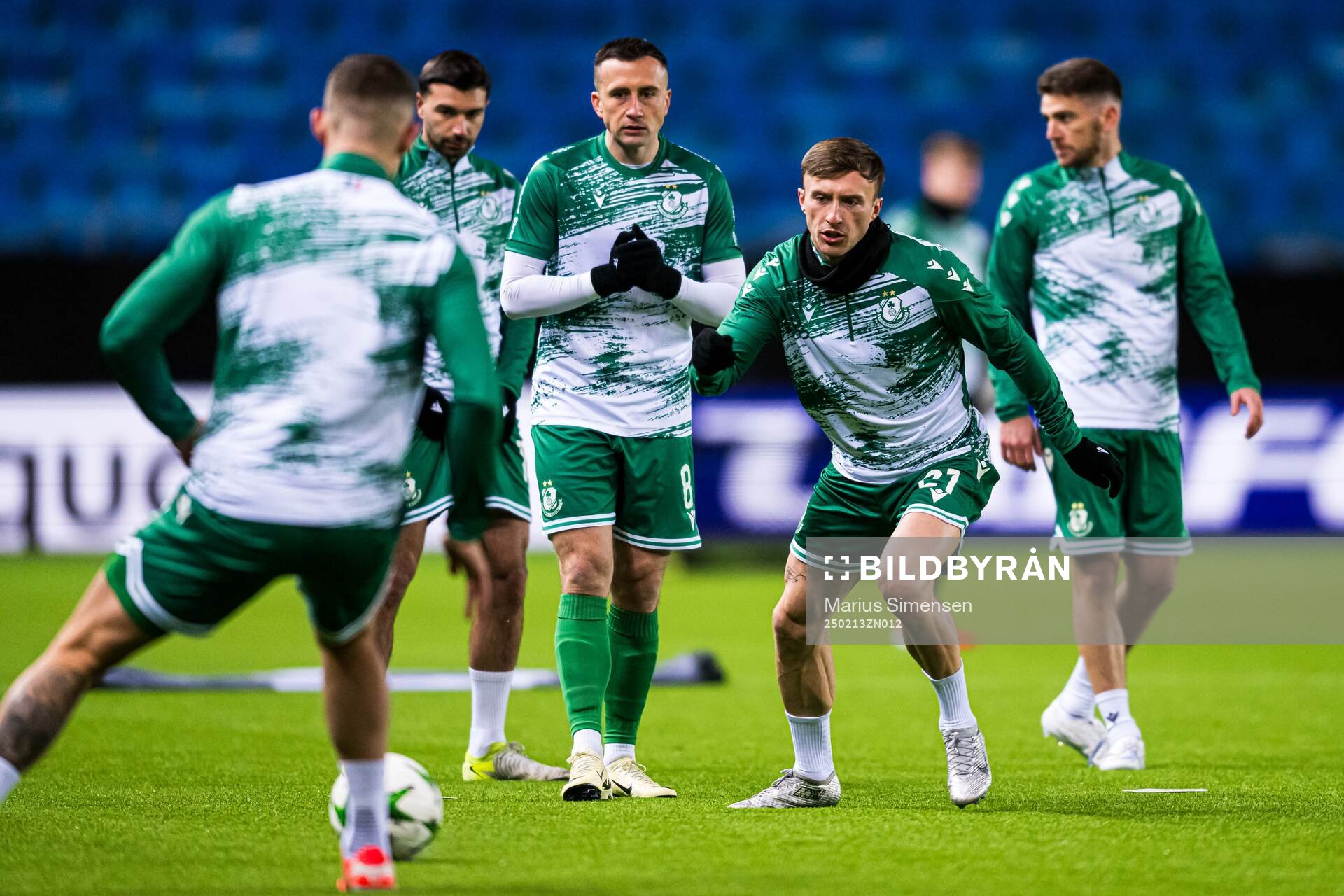 Cory O'Sullivan of Shamrock Rovers warms up