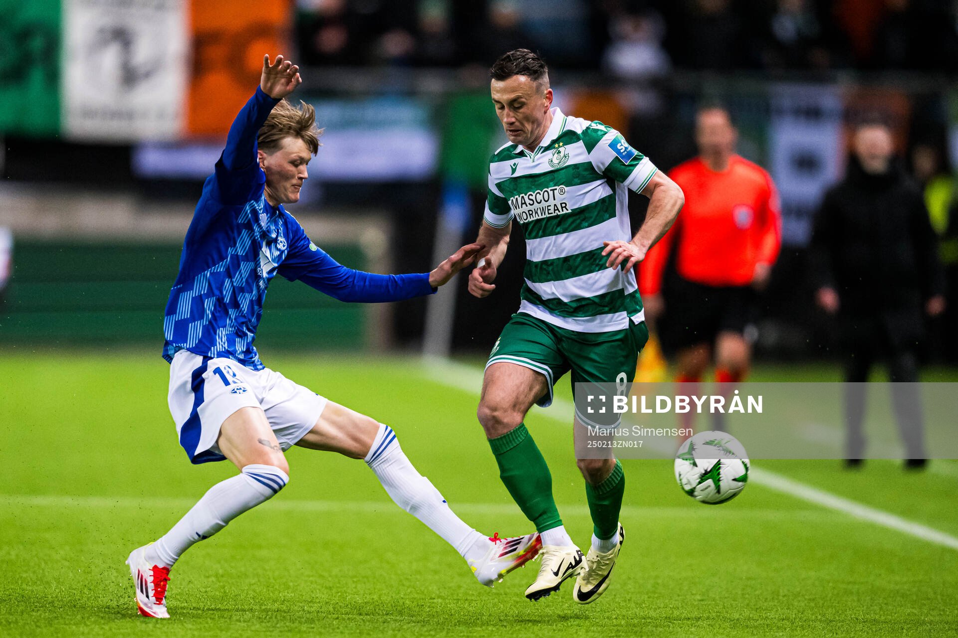 Halldor Stenevik of Molde and Aaron McEneff of Shamrock